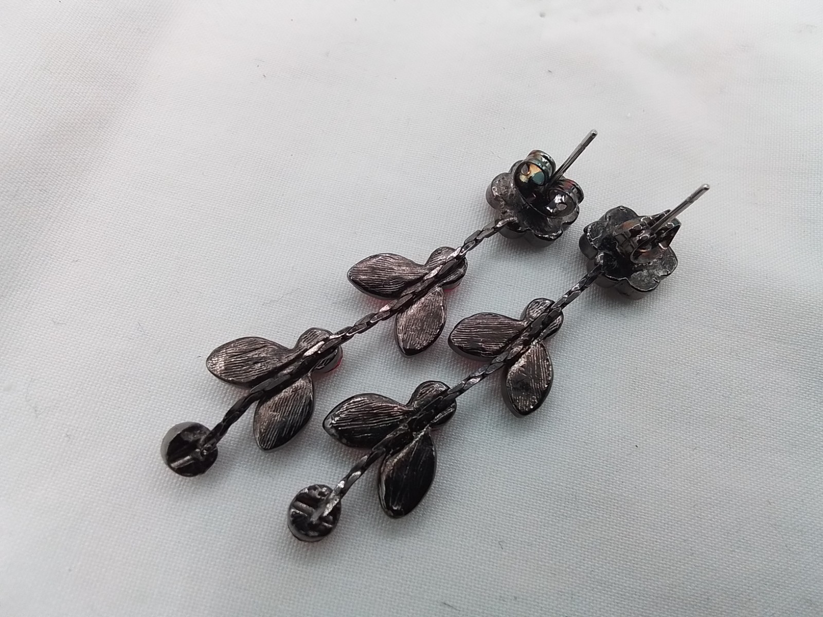 2″ RED CRYSTAL BLACK ALLOY VTG ESTATE DANGLE DAINTY FLOWER VINE PIERCED EARRINGS