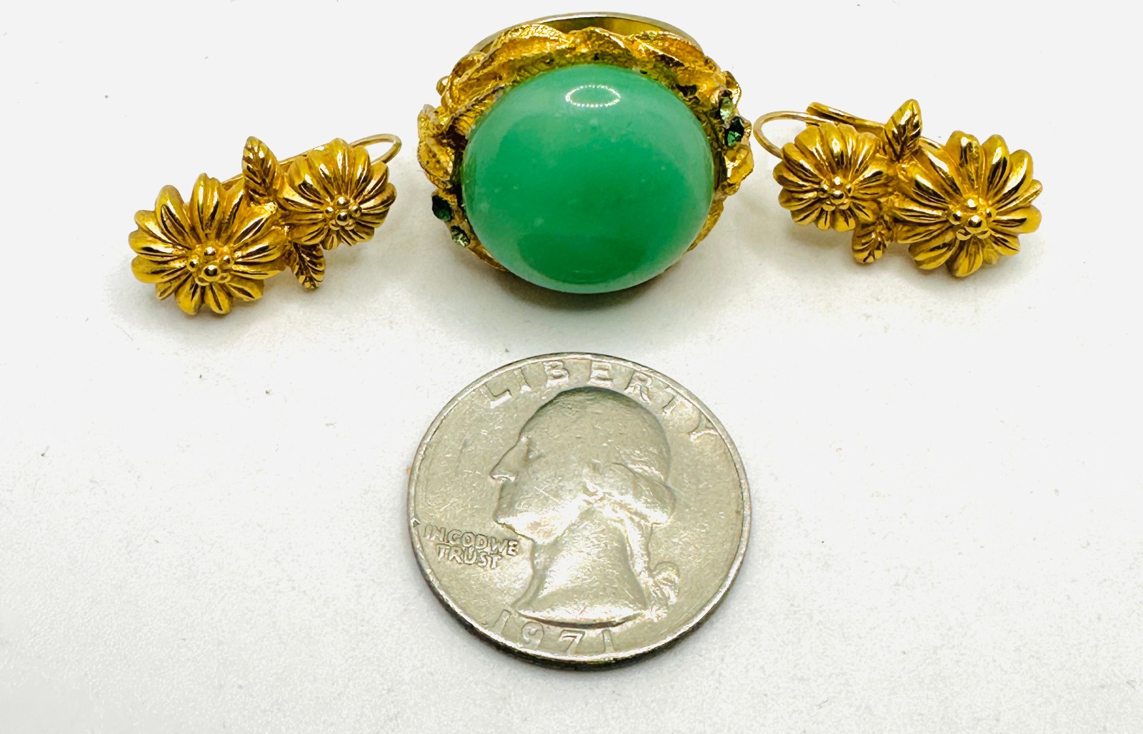 Vtg Matte Gold Tone Flower Daisy Monet Earrings & Green Faux Jade Cabochon Ring