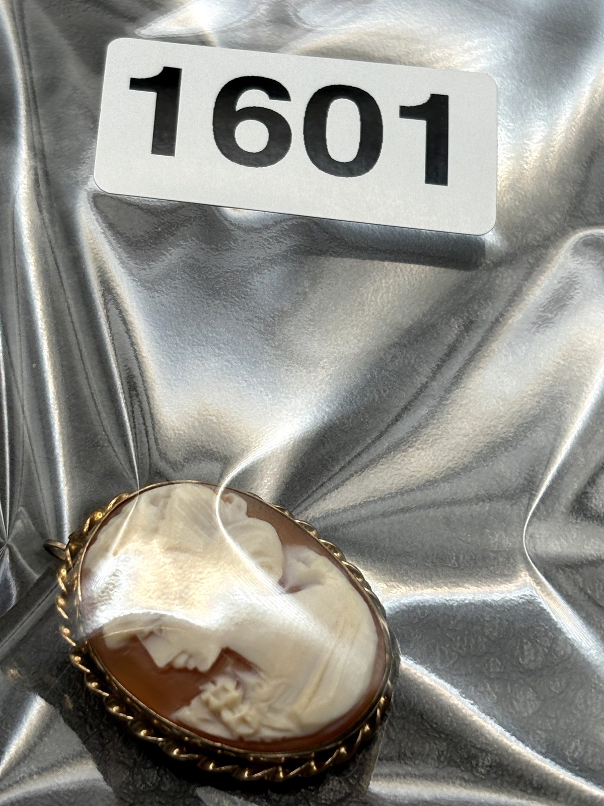 Vintage Left Facing 14K Gold Filled Hand Carved Shell Cameo Brooch Pendant
