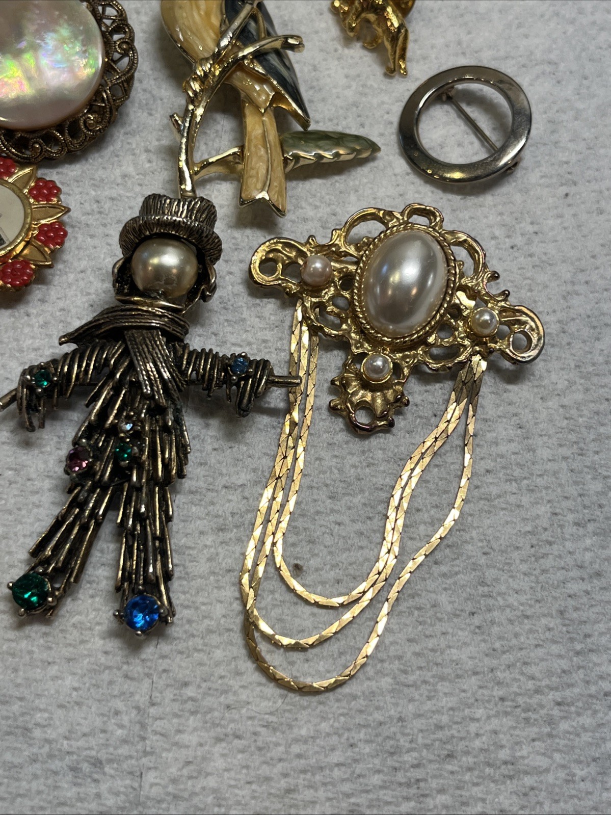 Vintage Brooch Pin Lot Gold Tone Silver Tone Mixed Materials 33 Pc Stones Ect
