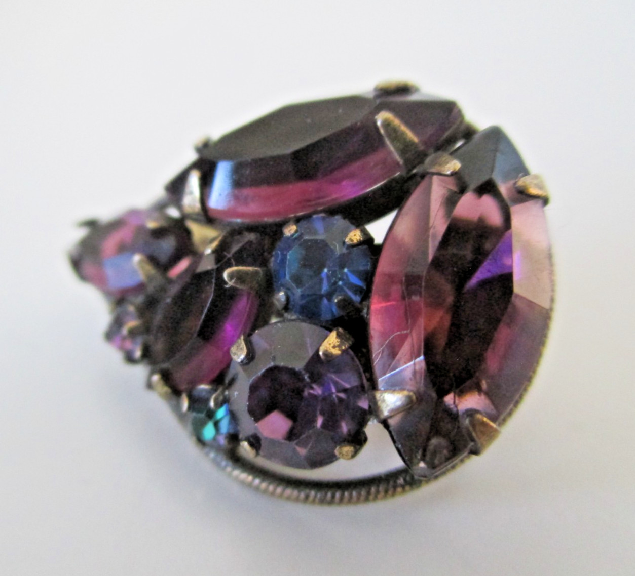 Vintage Amethyst & Sapphire Glass Teardrop 1″ Clip-On Earrings Gold Tone AZJ