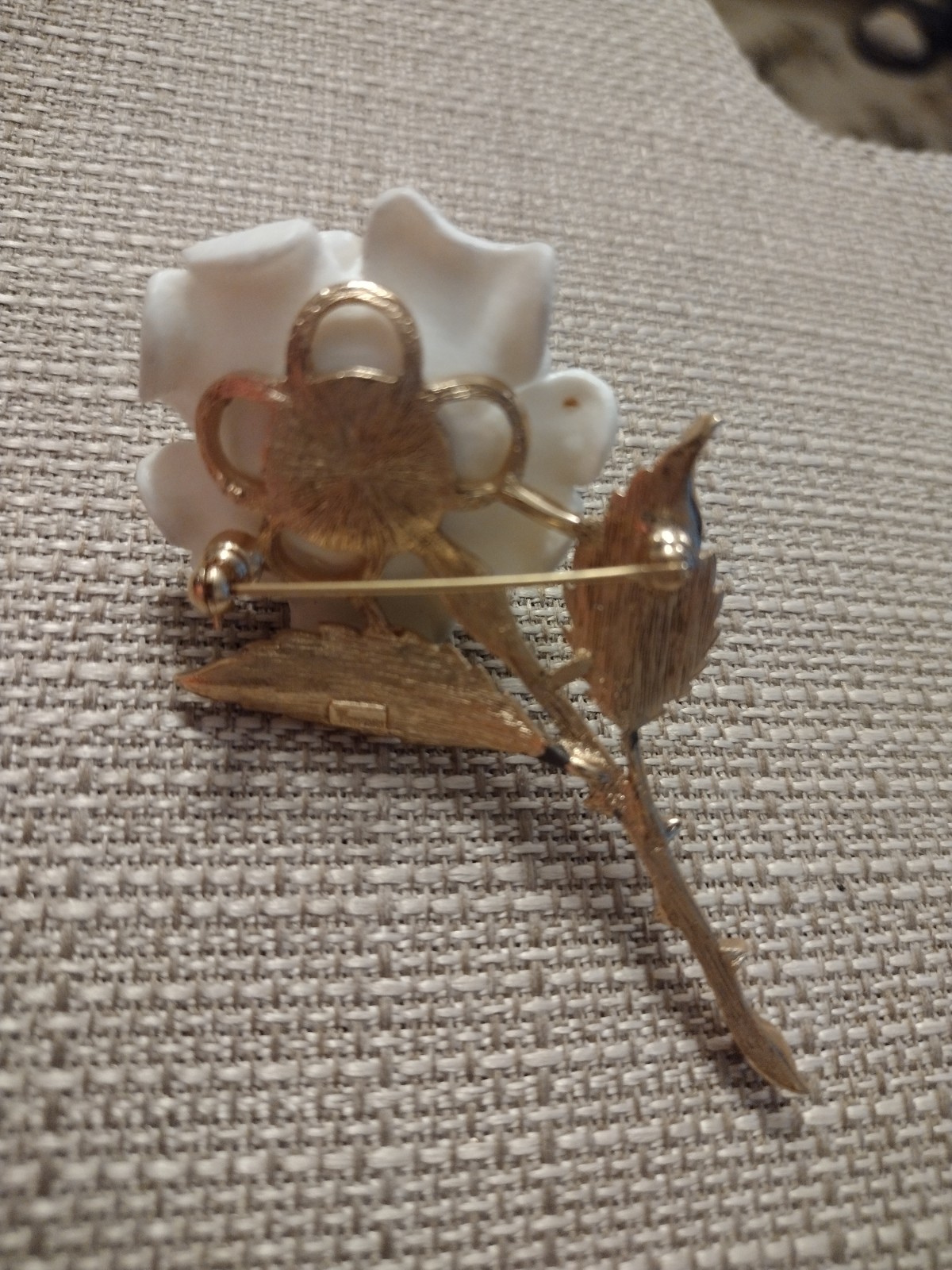 Vntg Gorgeous Crown Trifari White Rose Green Enamel Brooch Thorn Stem