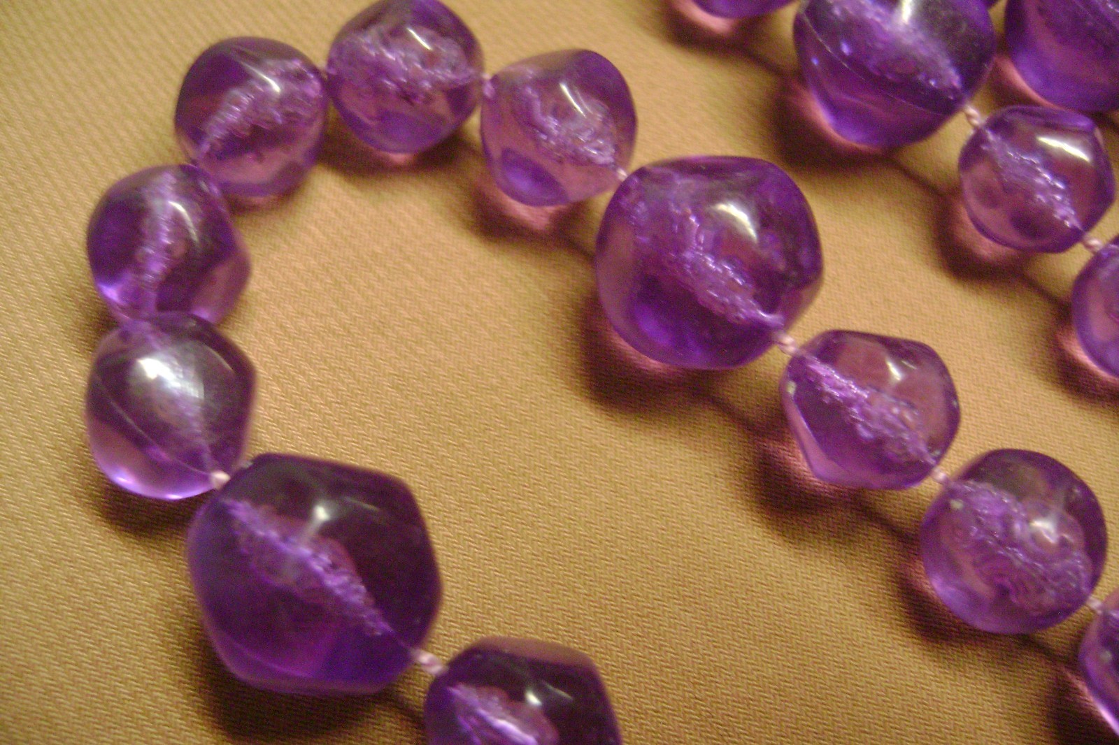 VINTAGE PURPLE LUCITE MULTIPLE SIZE BEADED OVER THE HEAD 36″ LENTH NECKLACE