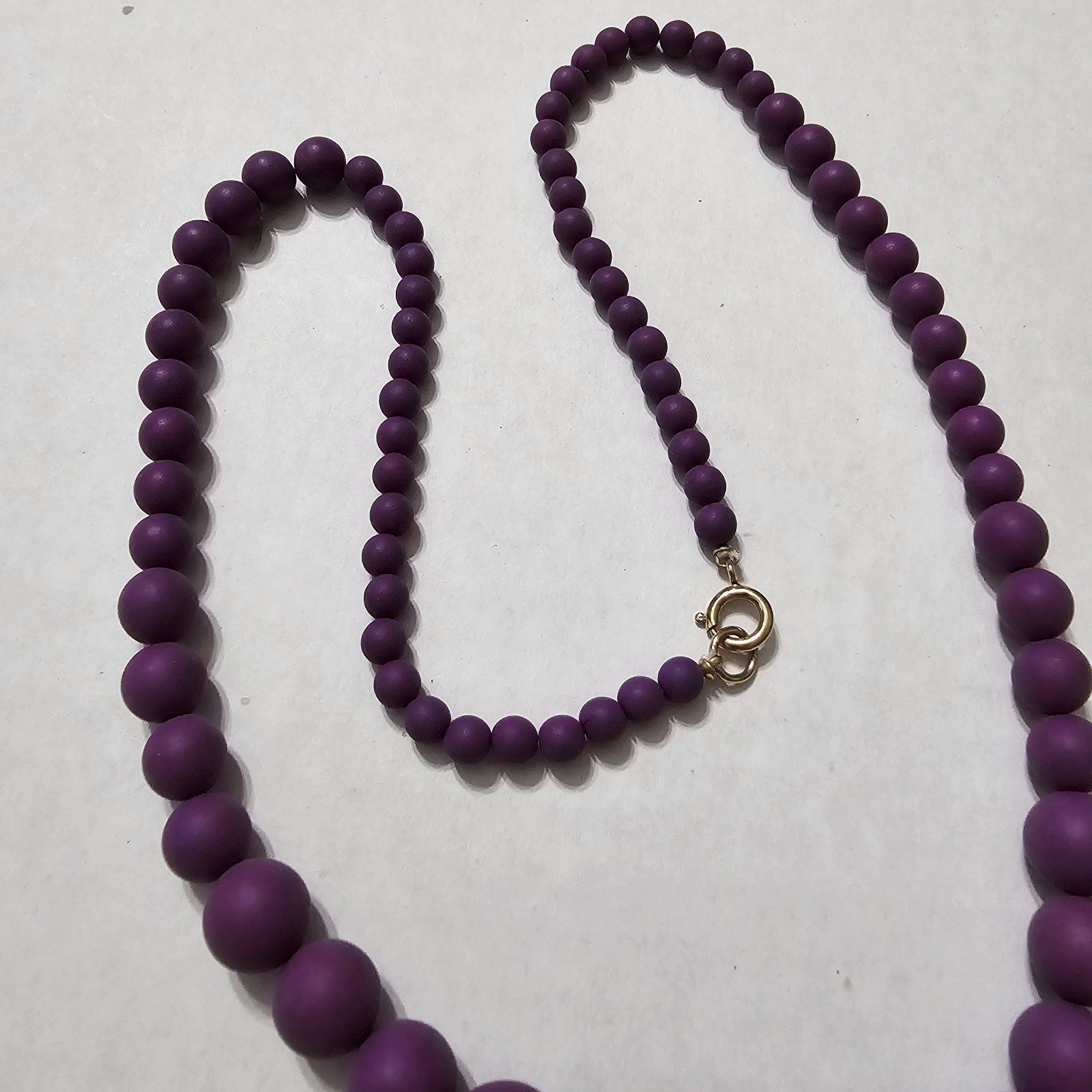 VTG Purple Graduated Bead Necklace Matte Acrylic Lucite Mod Retro