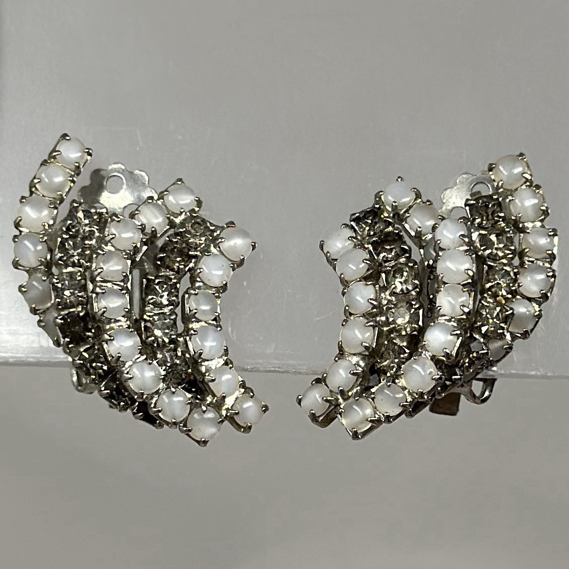 Vtg Unmarked Kramer Gray Rhinestone Cat Eye Cabochon Brooch Clip On Earrings Set