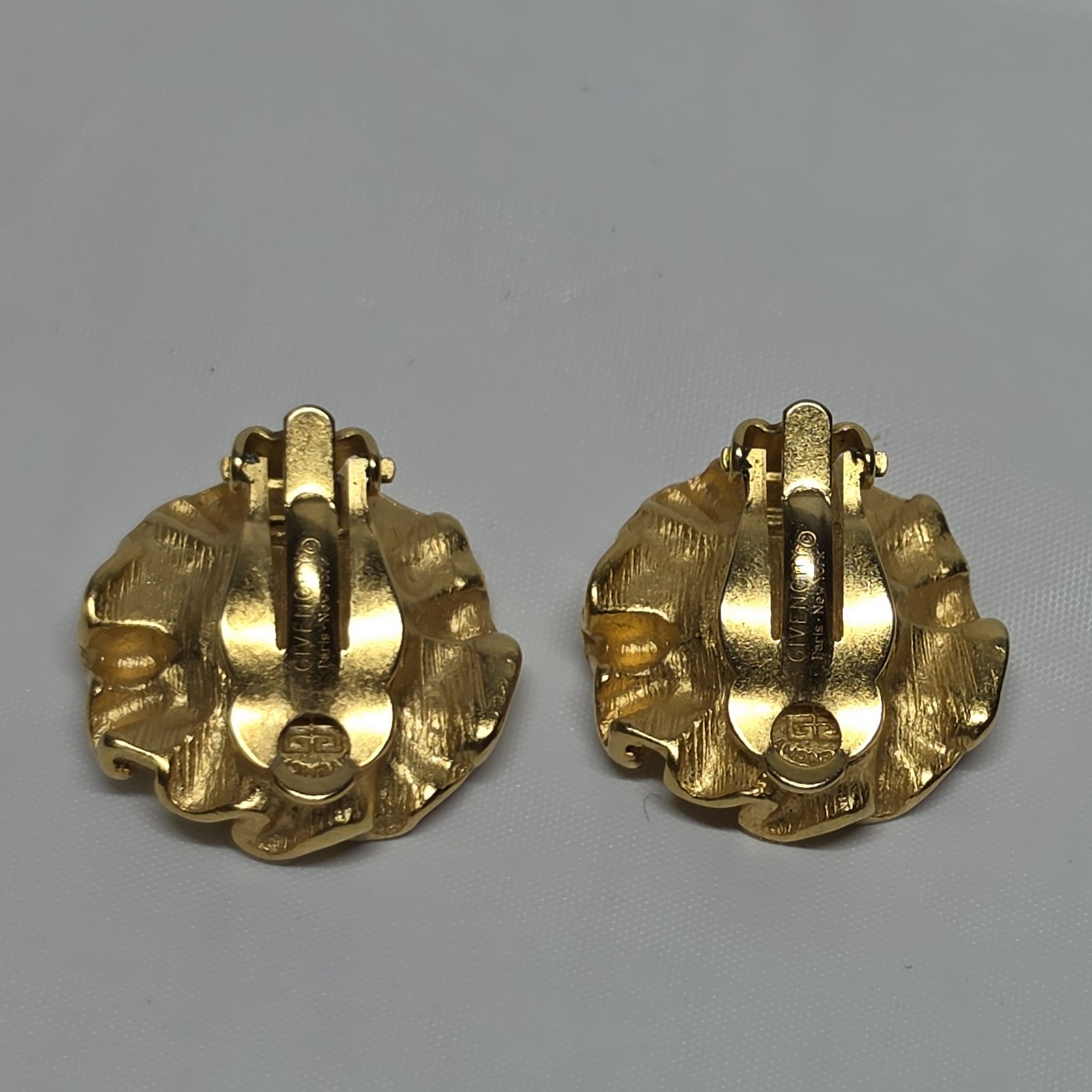 Vintage Givenchy Gold Tone Coral Lucite Flower Clip On Earrings Statement Preppy