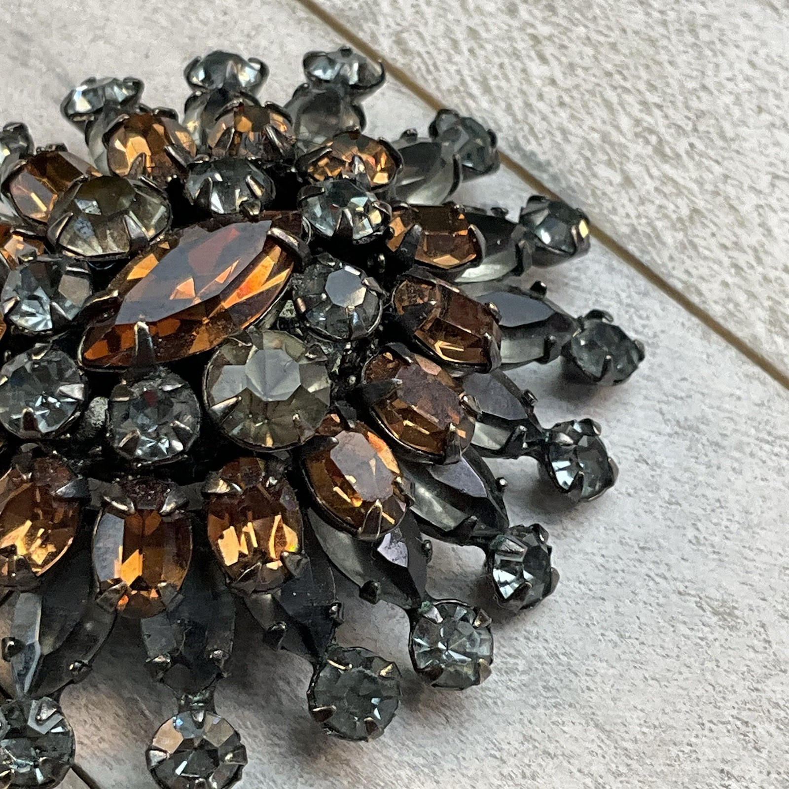 Schreiner Vintage Layered Smokey Gray Topaz Rhinestone Dome Brooch Pin READ