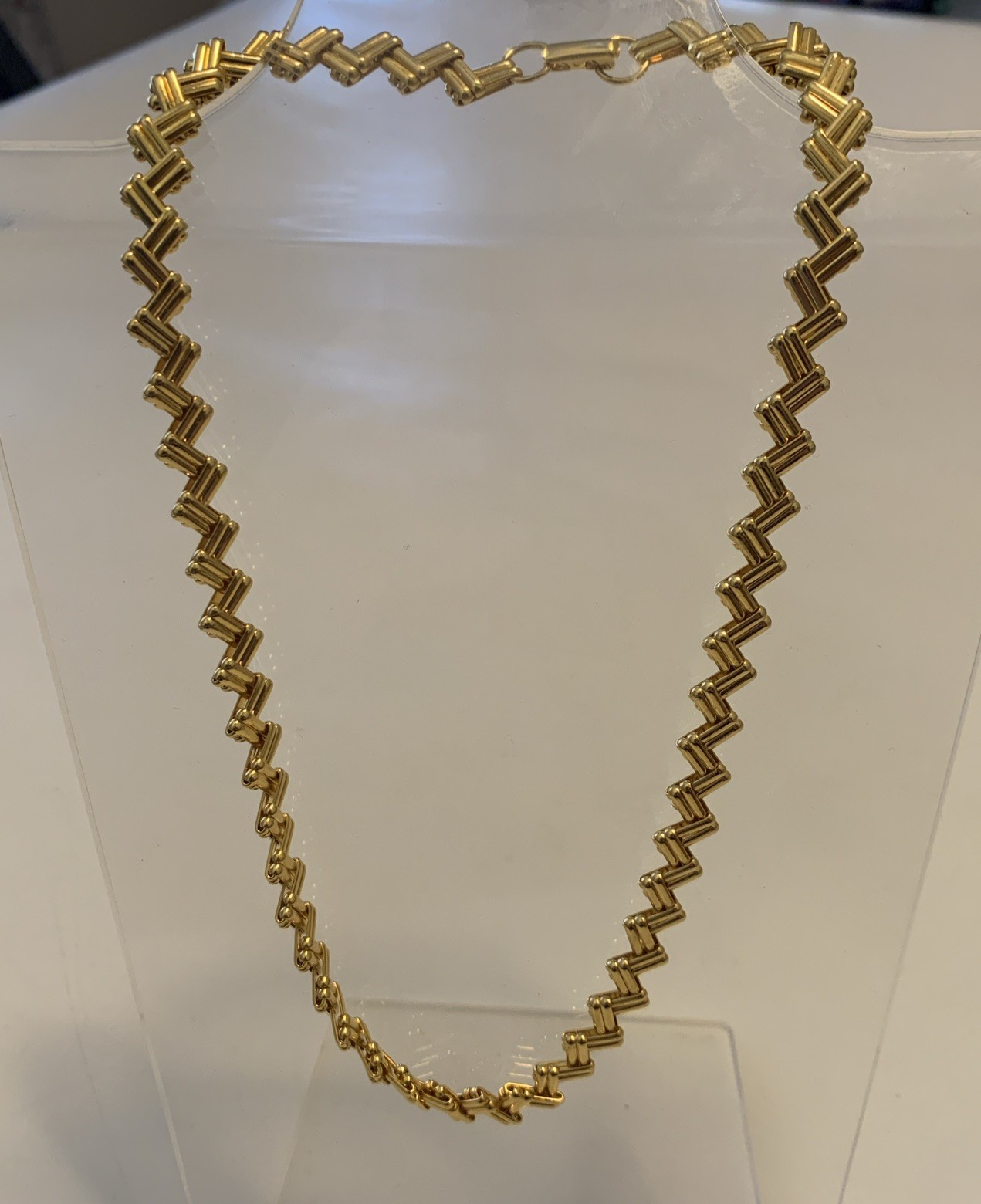 Vintage Gold Tone Zig Zag Chain Choker Necklace 18″ Long Flat Lay