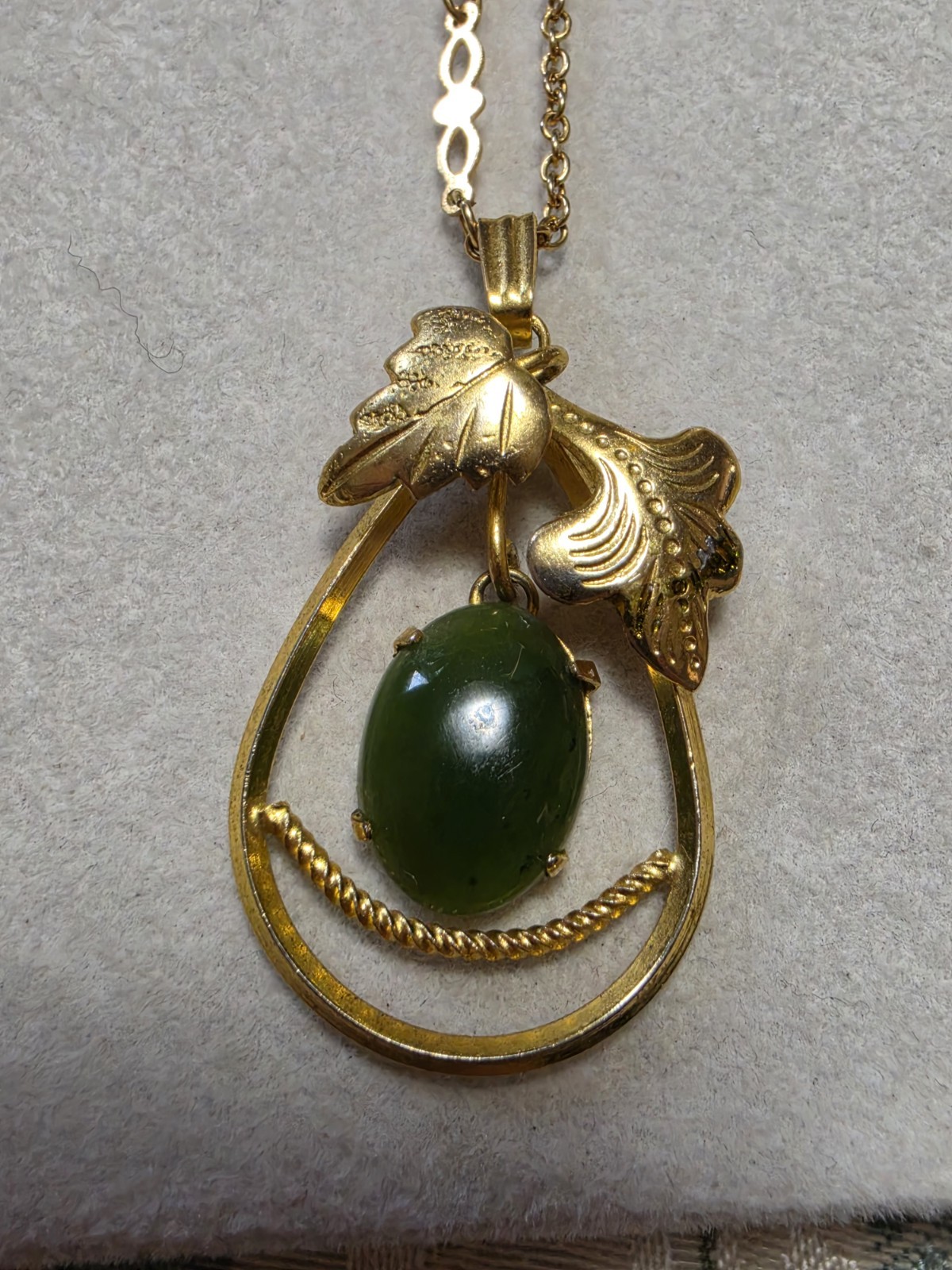 Vintage 18 Jade Pendant On Fancy Gold Tone Chain Great Condition