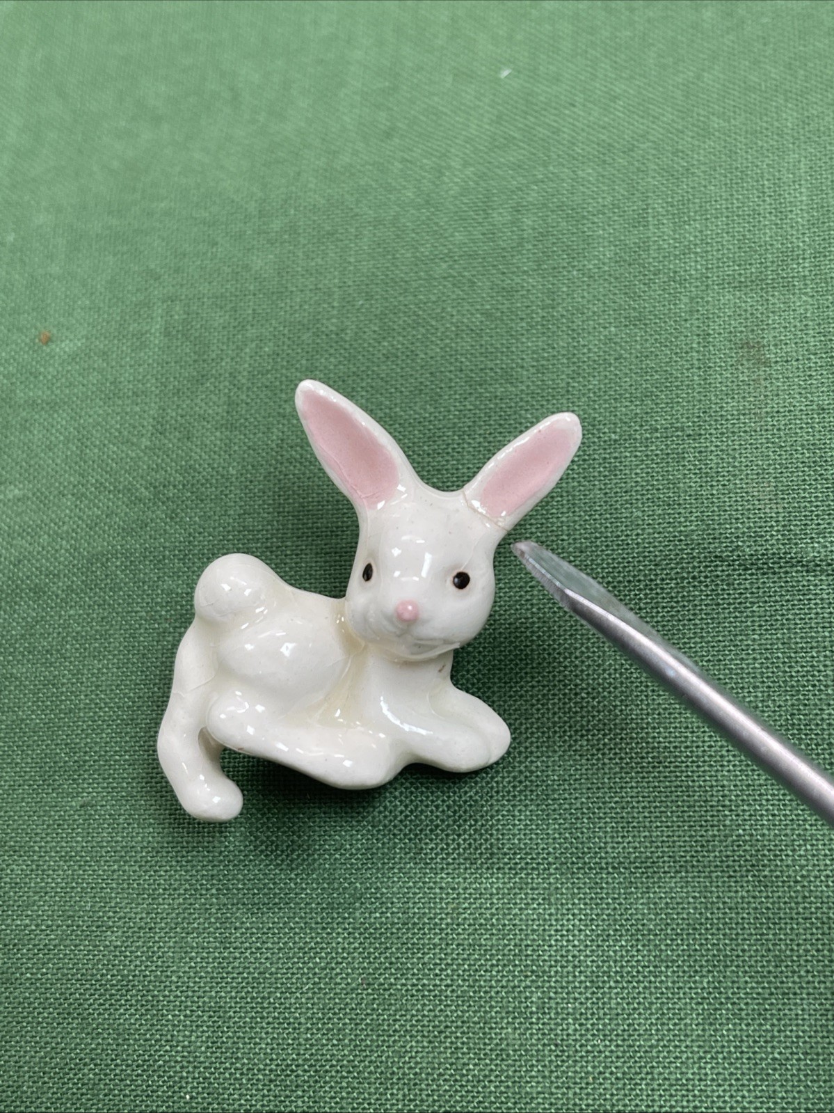 Beachstone Vintage Ceramic Bunny Rabbit Brooch White Unisex Adults *Repaired Ear