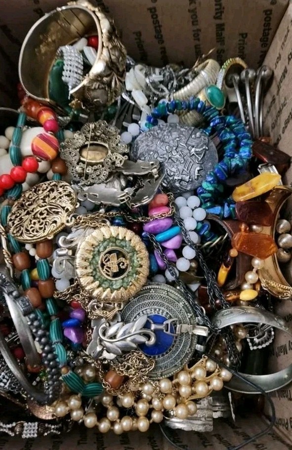 3 Pounds Jewelry Costume Vintage Mix LBS necklaces bracelets pins rings etc lbs