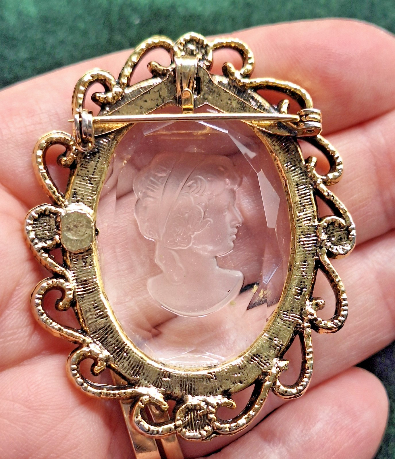 Vtg RARE Left Facing Gold-tone Oval Beveled Glass Intaglio Cameo Brooch Pendant