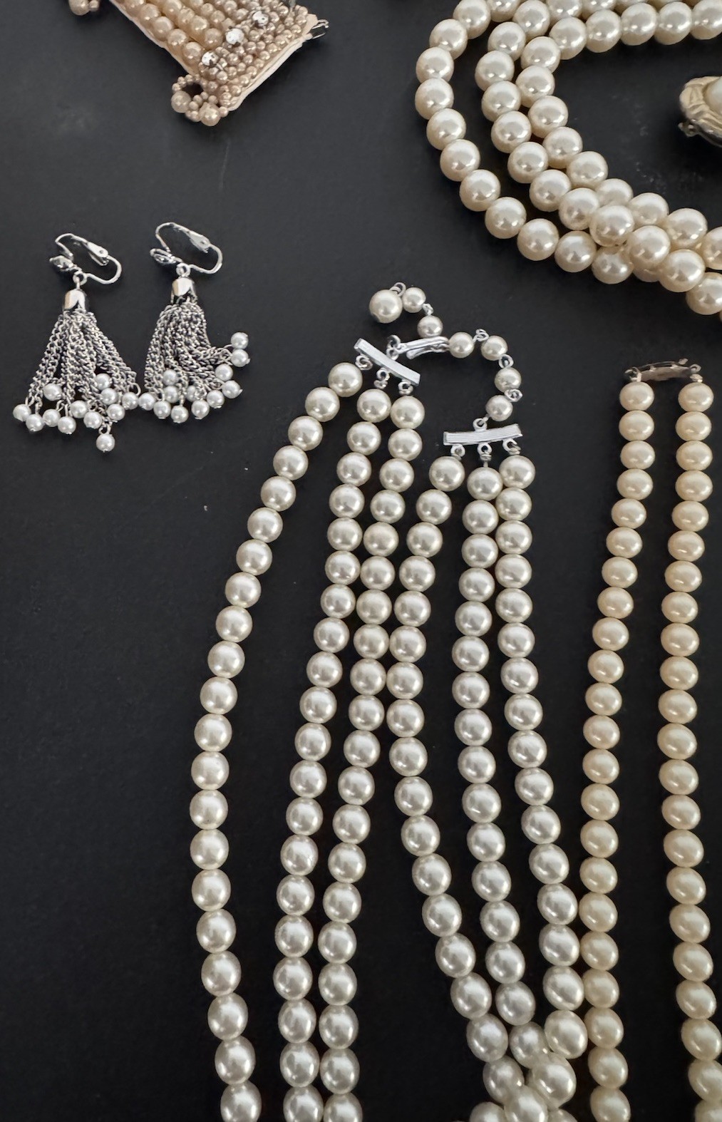 Huge-estate-jewelry-Lot-Faux Pearl- Costume Jewelry Lot B 32 Pieces