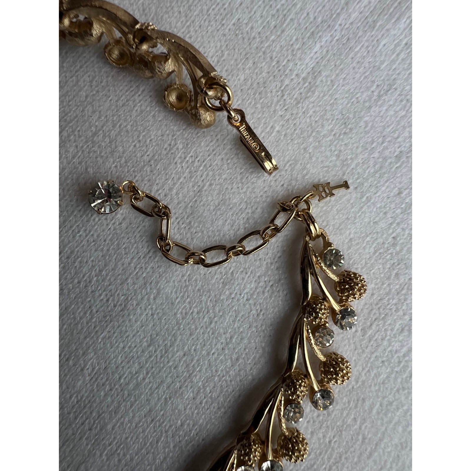 VTG Crown TRIFARI Textured Gold Leaf/Clear Rhinestone Berry Leaf Choker Necklace