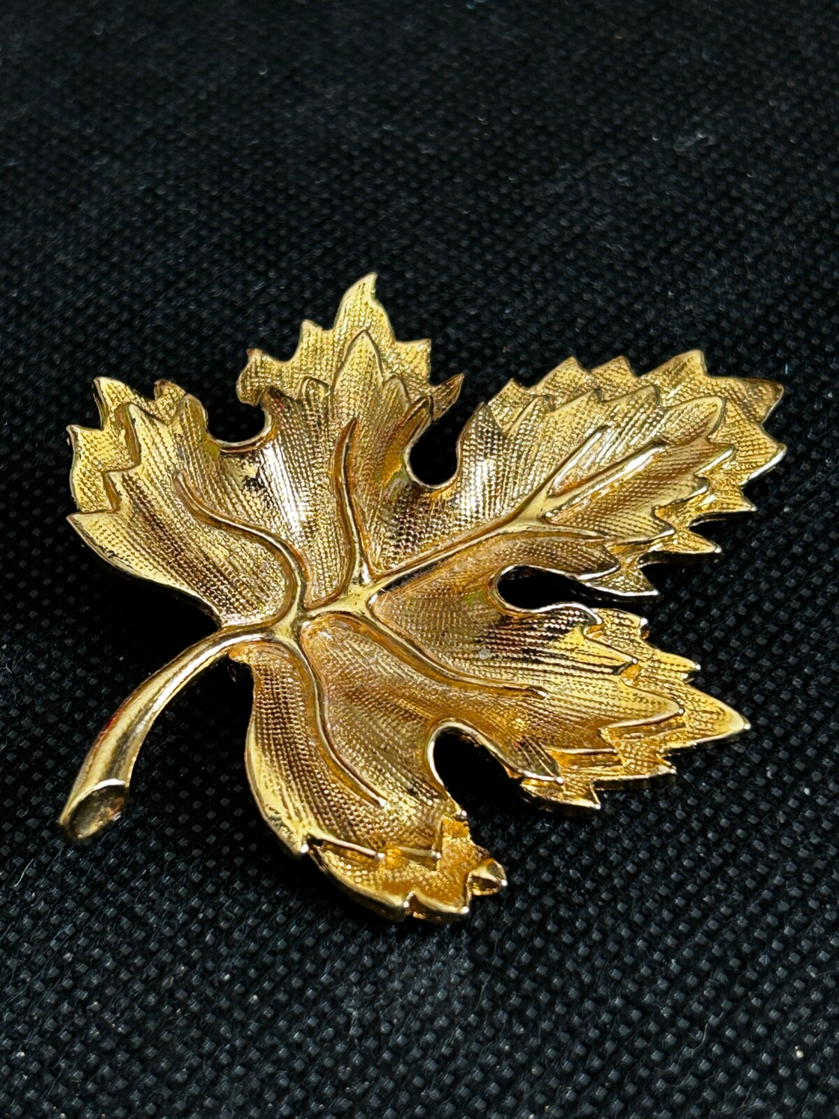 Vintage Unsigned Gold Tone Maple Leaf Pin Brooch – Beautiful! – No Metal Wear