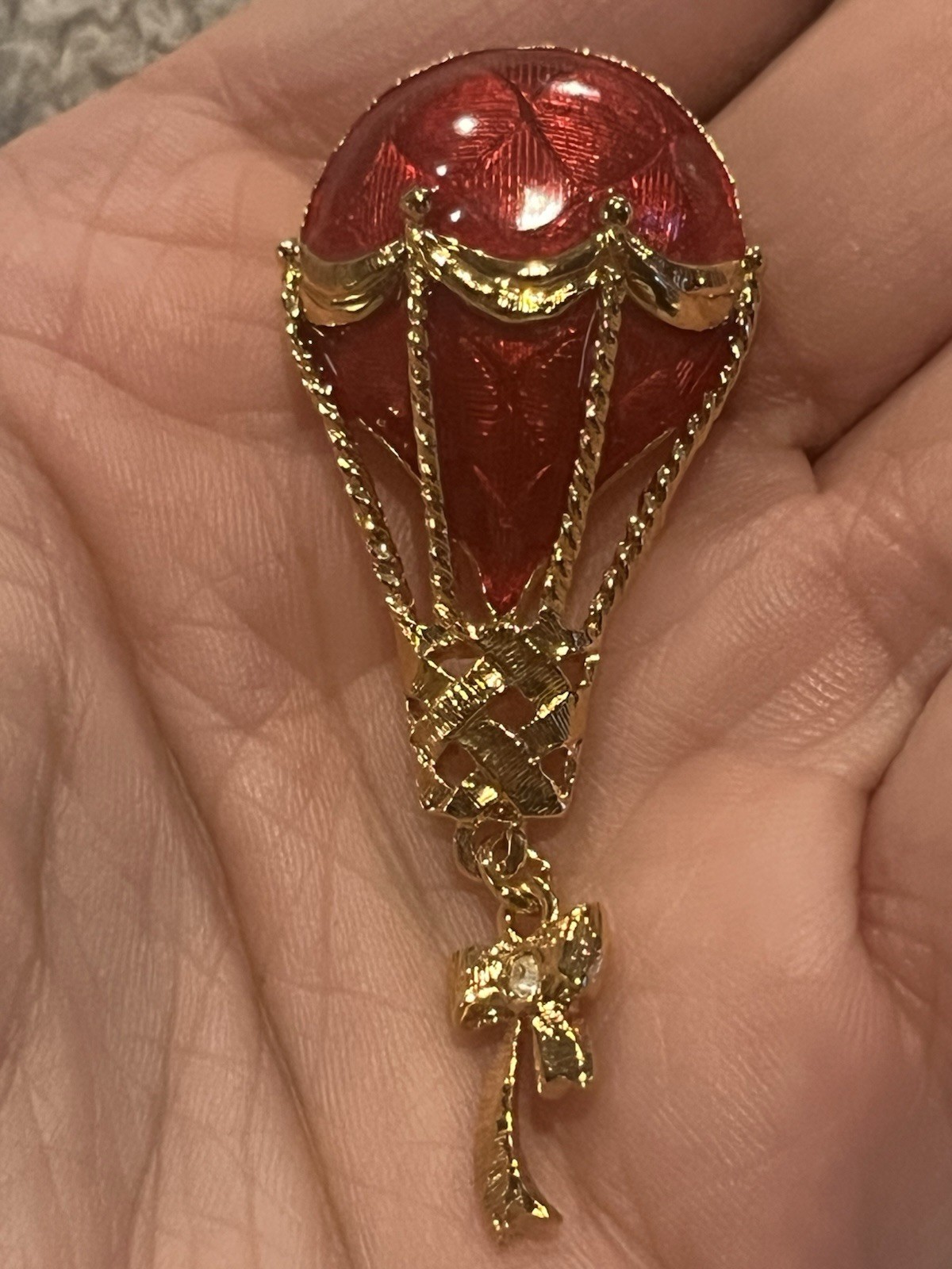 Vtg 1994 Avon Tack Pin Hot Air Balloon Winds of Charm Red Enamel Gold Tone Metal