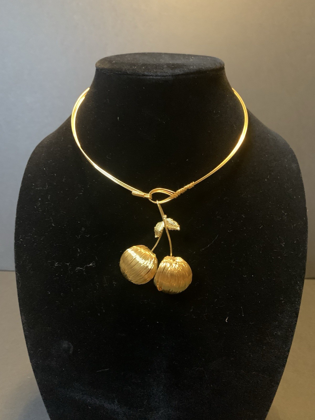 Vintage Omega Wire Cherry Pendant Collar Necklace 16” Gold Tone Elegant Delicate