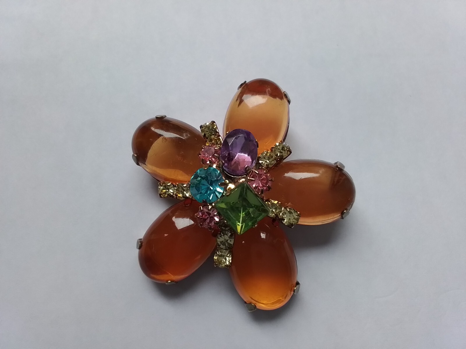 AMBER CABOCHON PASTEL RINESTONE BROOCH GLOWS UNDER BLACKLIGHT
