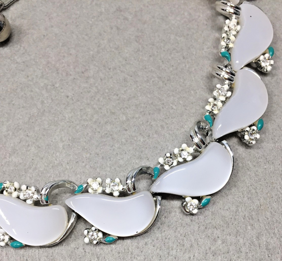 Vintage MID CENTURY SCHRAGER PEARL WHITE & RHINESTONE FLOWERS THERMOSET CHOKER