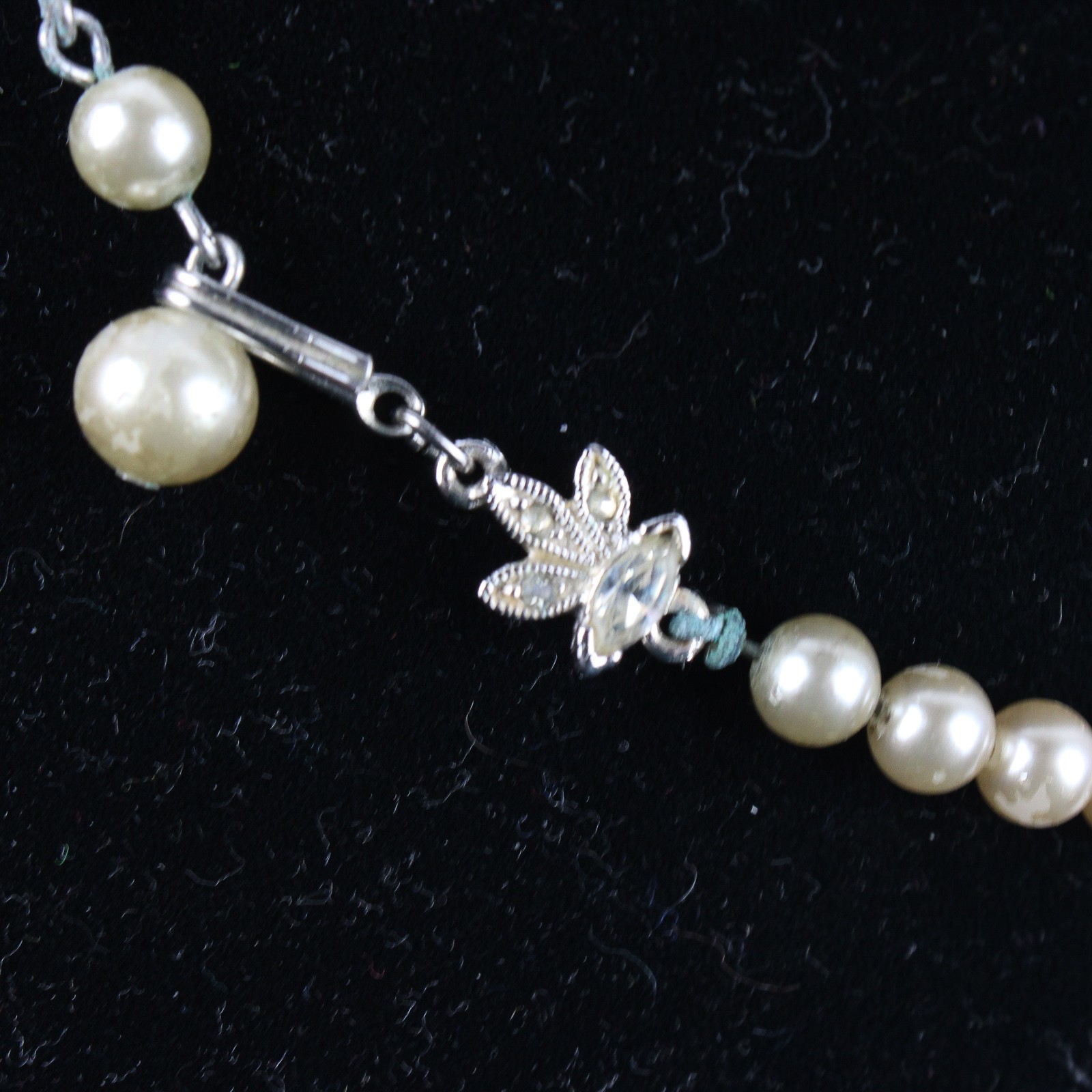 Vintage Faux Pearl Gold Toned Leaf Motif Choker