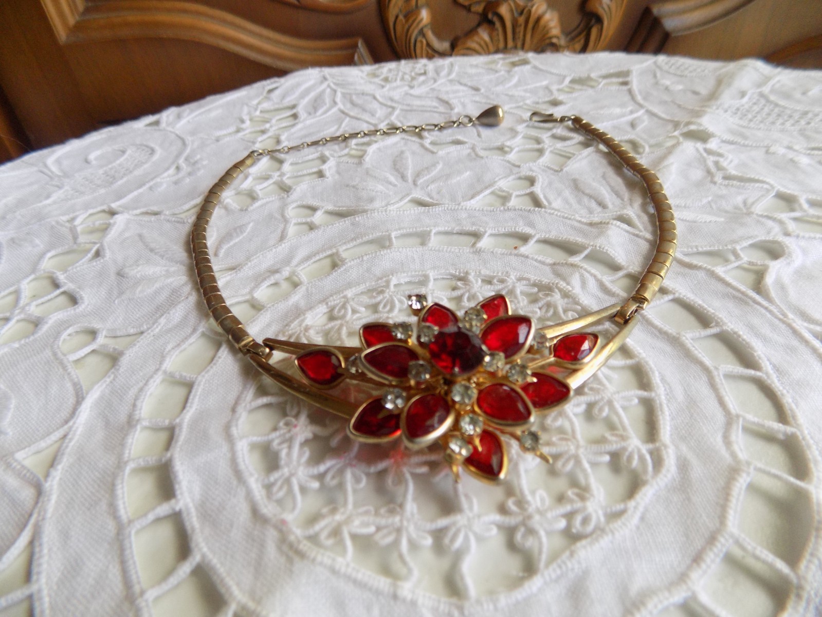Vintage Gold Tone ChokerNecklace with red & white rhinestone flower centerpiece