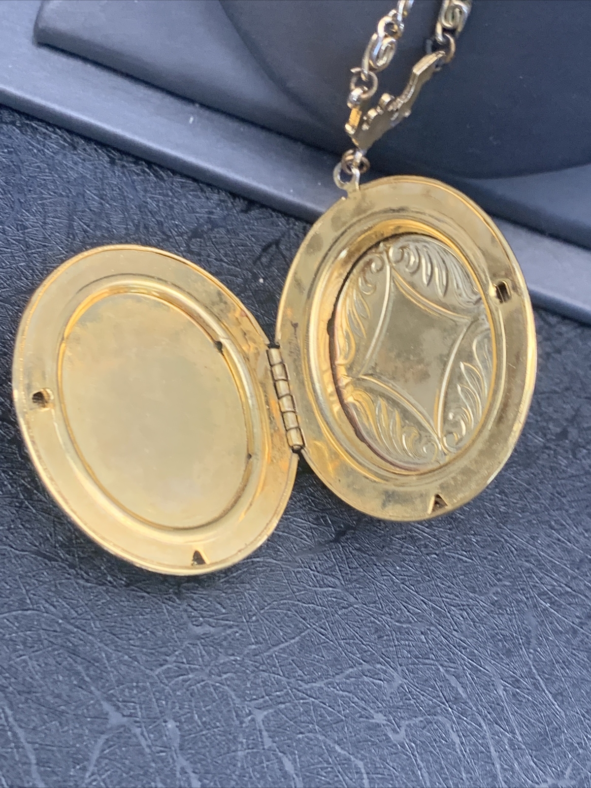 vintage 1950s mid century lariet picture locket gold tone pendant necklace 30”