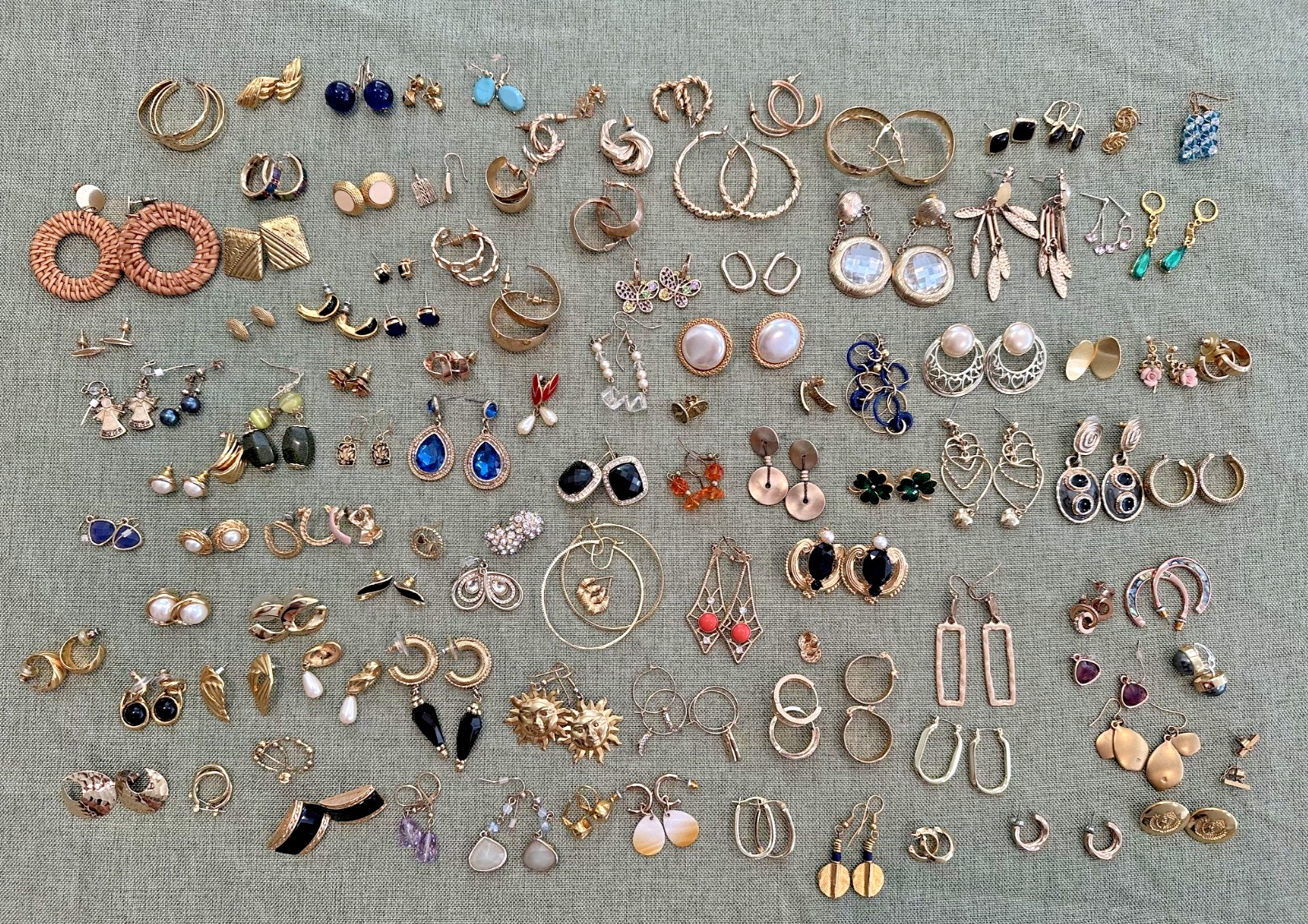 LOT OF 100+ VINTAGE GOLD TONE EARRING PAIRS FOR PIERCED EARS N189