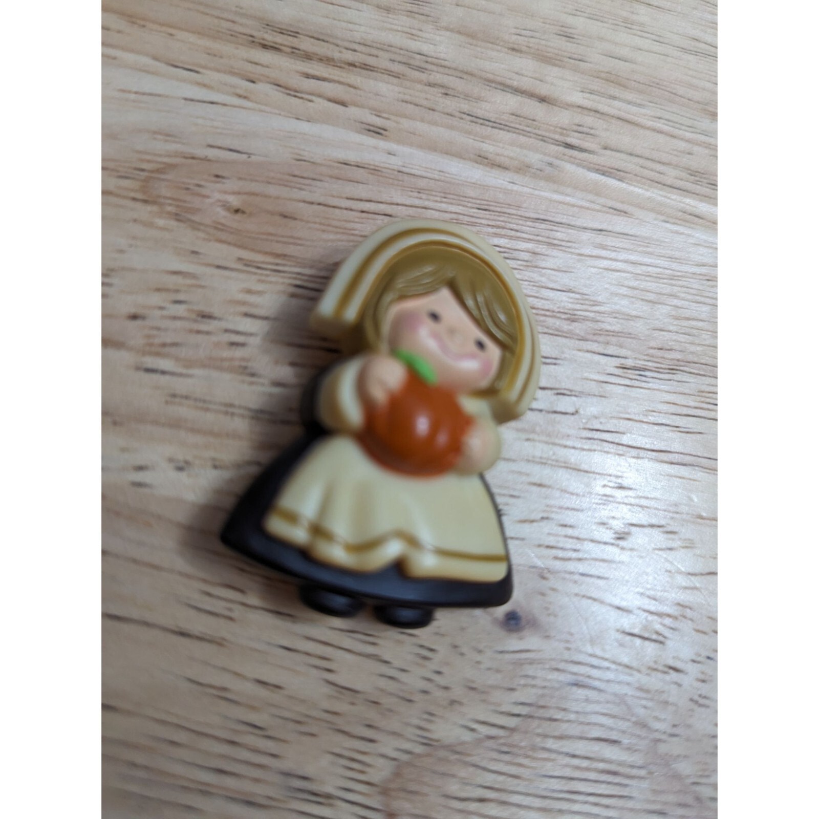 1983 Hallmark Cards Girl Pilgrim pin / brooch holding pumpkin cute cartoon