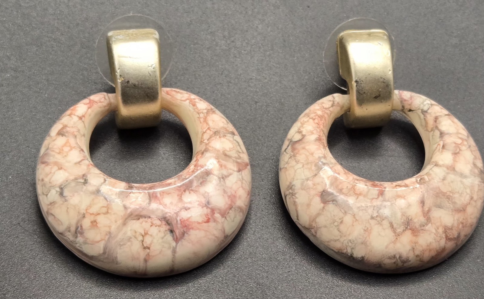 Vintage Pink Marbled Resin Hoop Drop Earrings Gold Tone Post Back Unsigned 80s