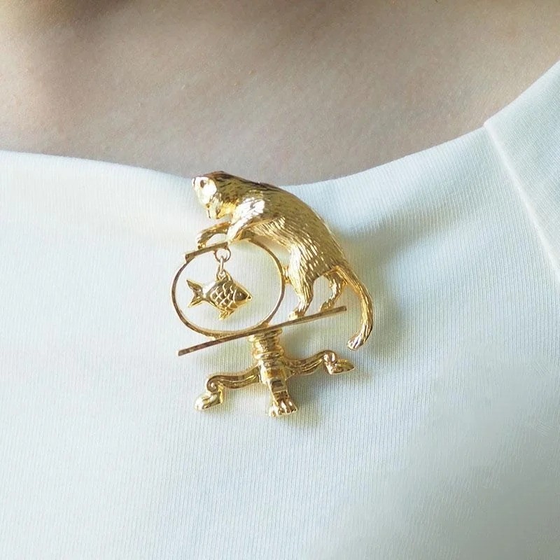 Vintage Cat Fishing Brooch Gold Plated Animal Pin Retro Cute Zinc Alloy Jewelry
