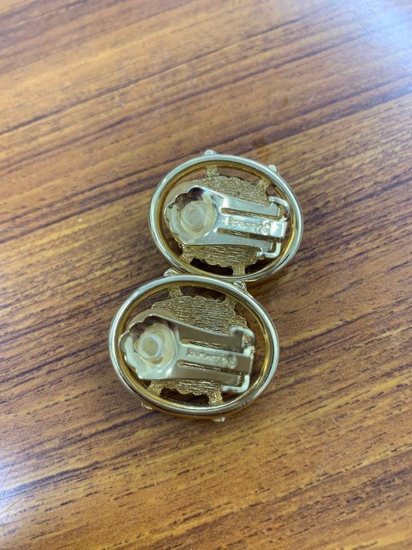 Excellent Burberrys Vintage Cameo Earrings