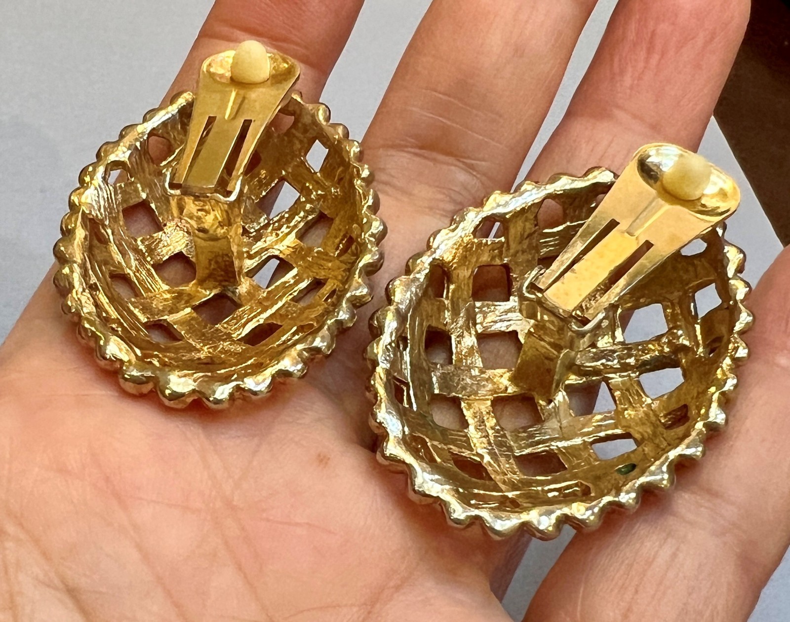 Large (1-3/4″ ) 80s VTG Basket Weave Gold Tone Clip Earrings Statement Runway
