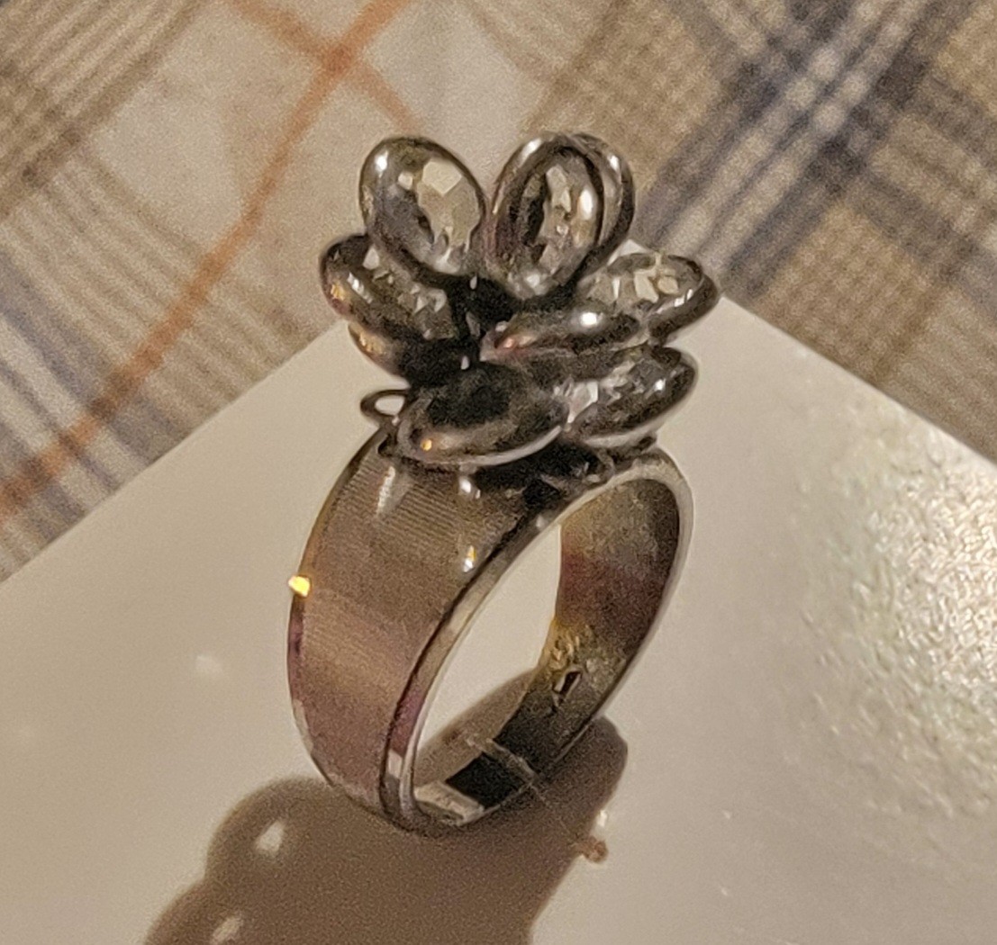 Beautiful Vintage MCM Cocktail Ring 18 k HGE Cut Crystal