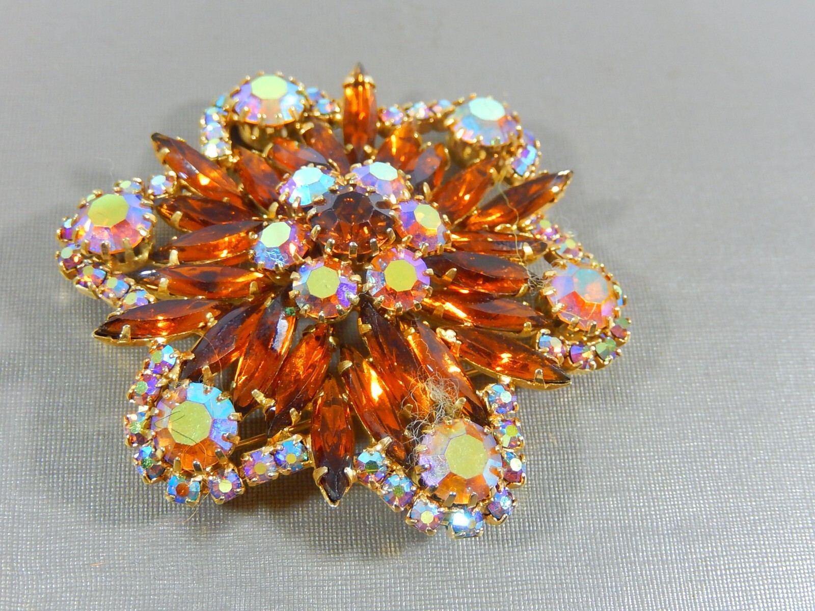 VINTAGE HIGH END ELONGATED MARQUISE & AB RHINESTONE RUFFLED GOLD TONE BROOCH