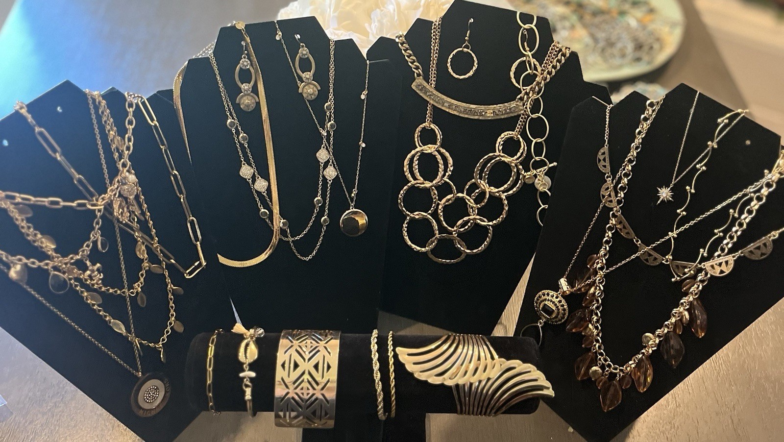 Jewelry lot Gold Tone Estate Finds Vtg To Now Necklaces Chains Bracelets Fashion