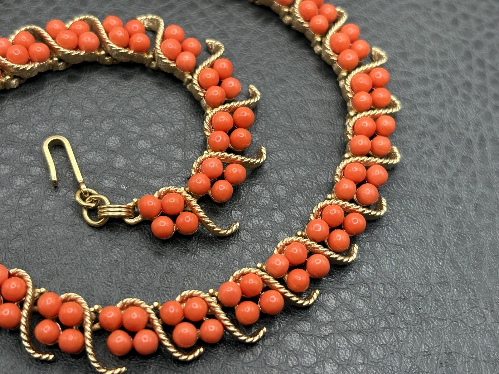 Vintage Trifari Samara C.1964 Gold Tone Faux Coral Bead Choker Necklace EXC!!