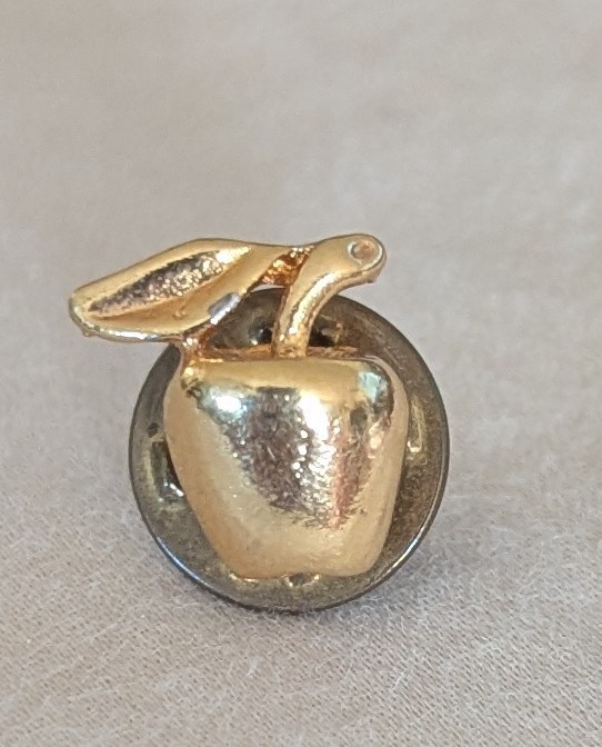 Vintage Gold Tone Apple Pin–Teacher Appreciation Gift