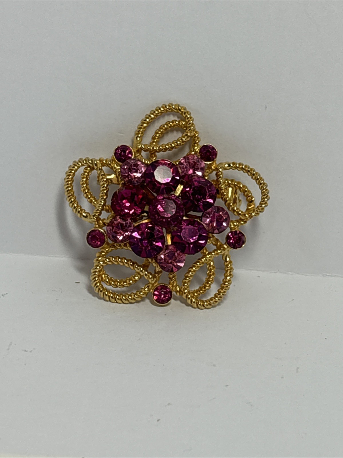 Vintage Weiss rhinestone brooch with 16 gorgeous rhinestones. 6.4 and 2 mm stone