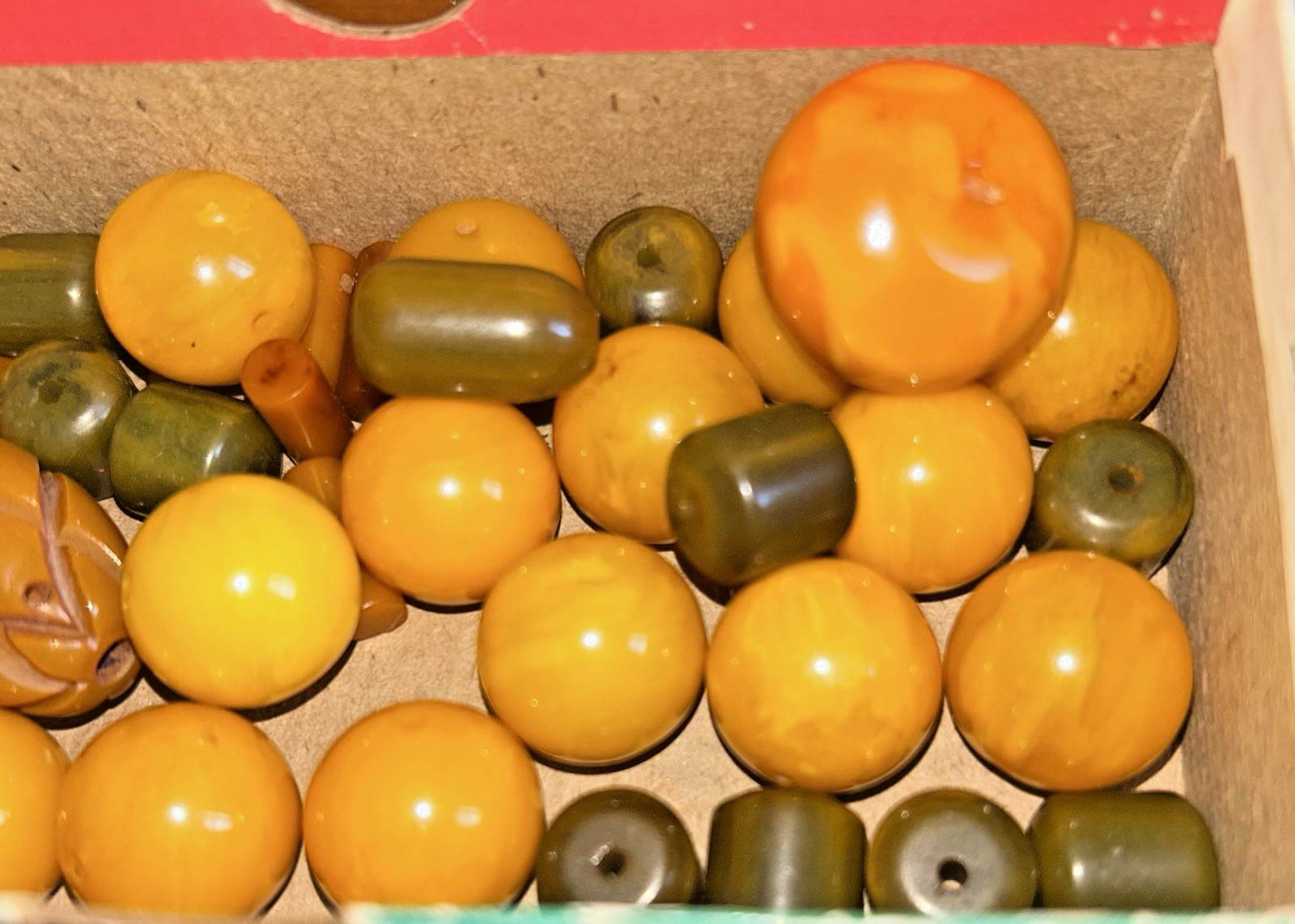 Vintage Bakelite Bead Lot Carved Pineapple Butterscotch Spinach Green 106 Grams