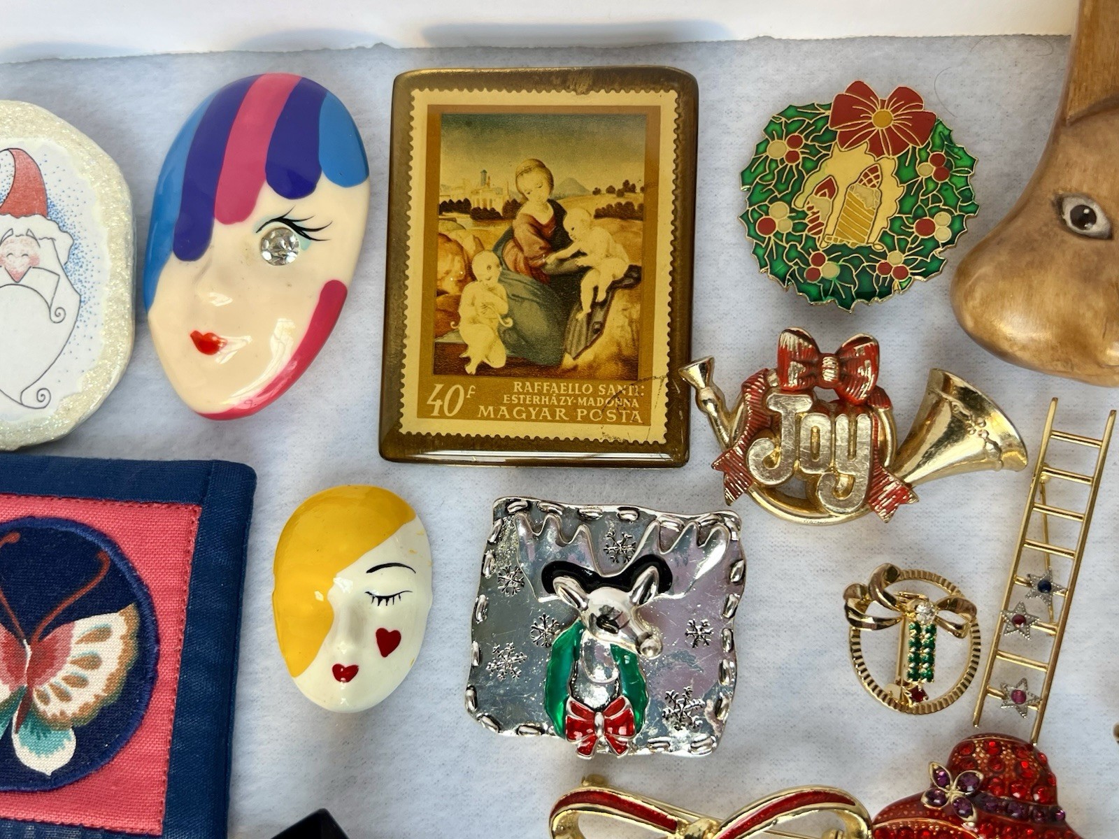 Lot Of 28 Vintage Brooches 9oz Holiday, Figural, Metal, Stone, Plastic Pre Owned