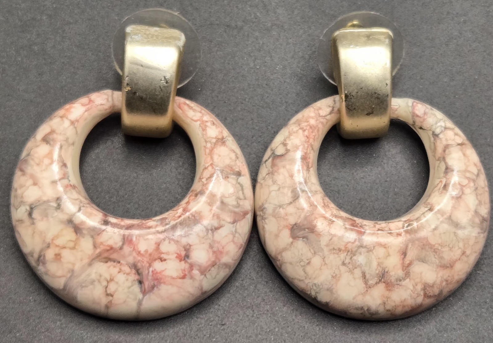 Vintage Pink Marbled Resin Hoop Drop Earrings Gold Tone Post Back Unsigned 80s