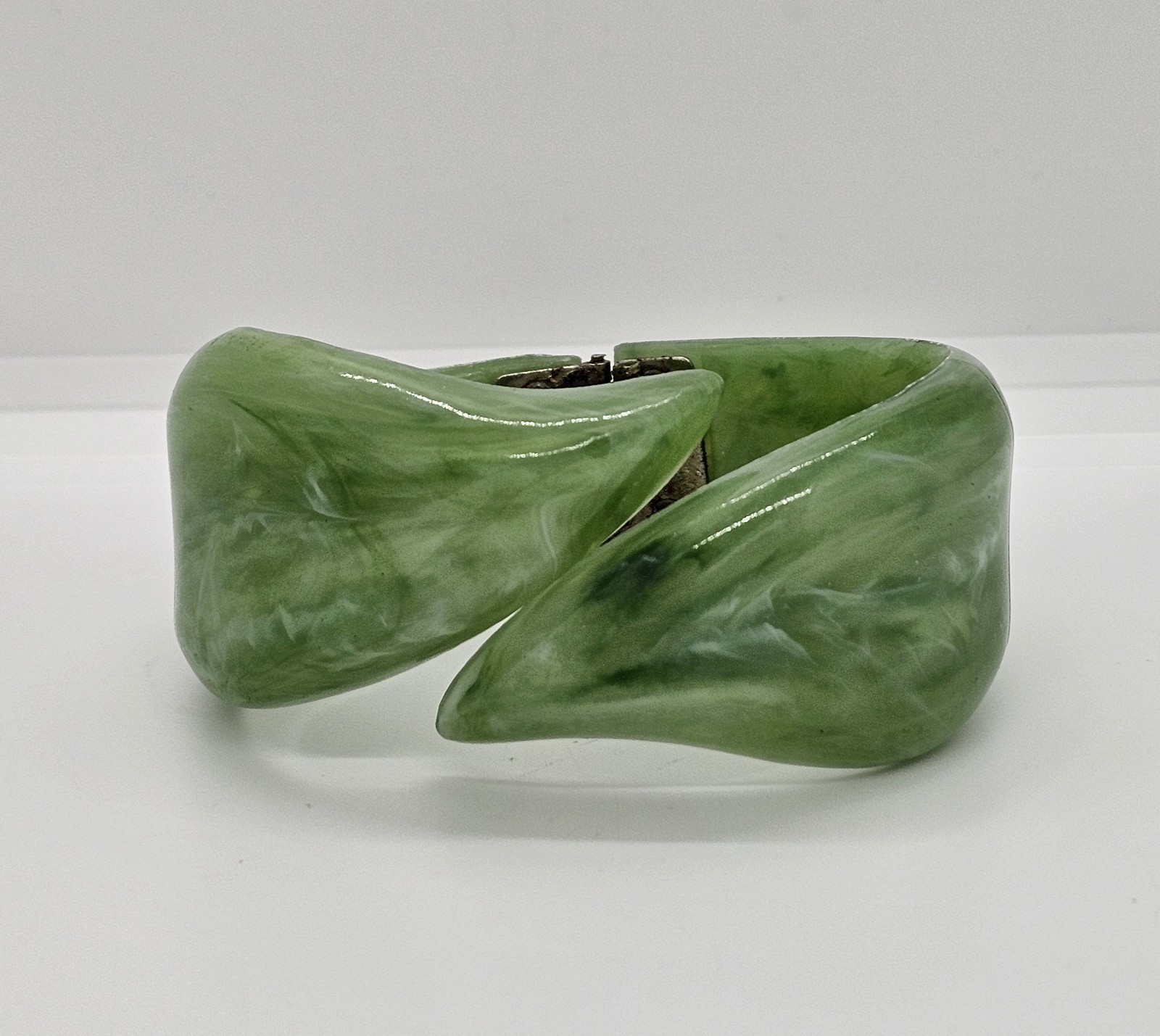 Vintage 1960 MCM Green Marbled Twist Lucite Clamper Bangle Bracelet 7″ Hong Kong