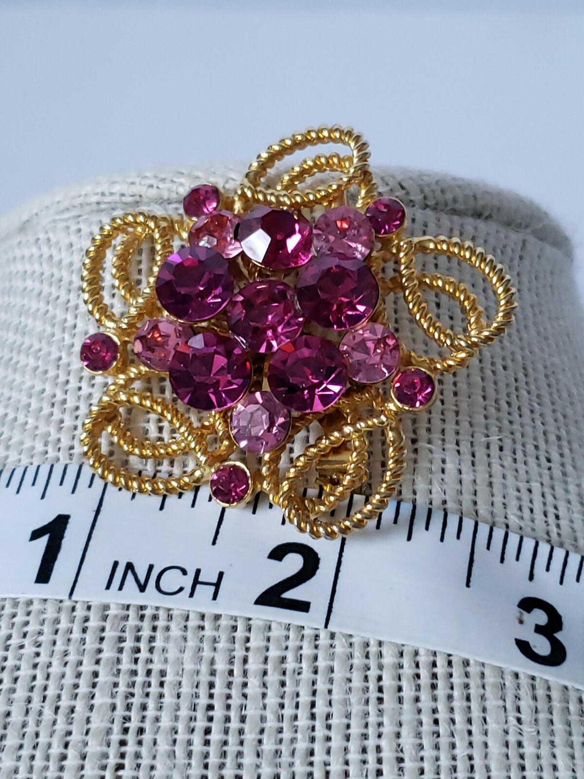 Vintage Weiss rhinestone brooch with 16 gorgeous rhinestones. 6.4 and 2 mm stone