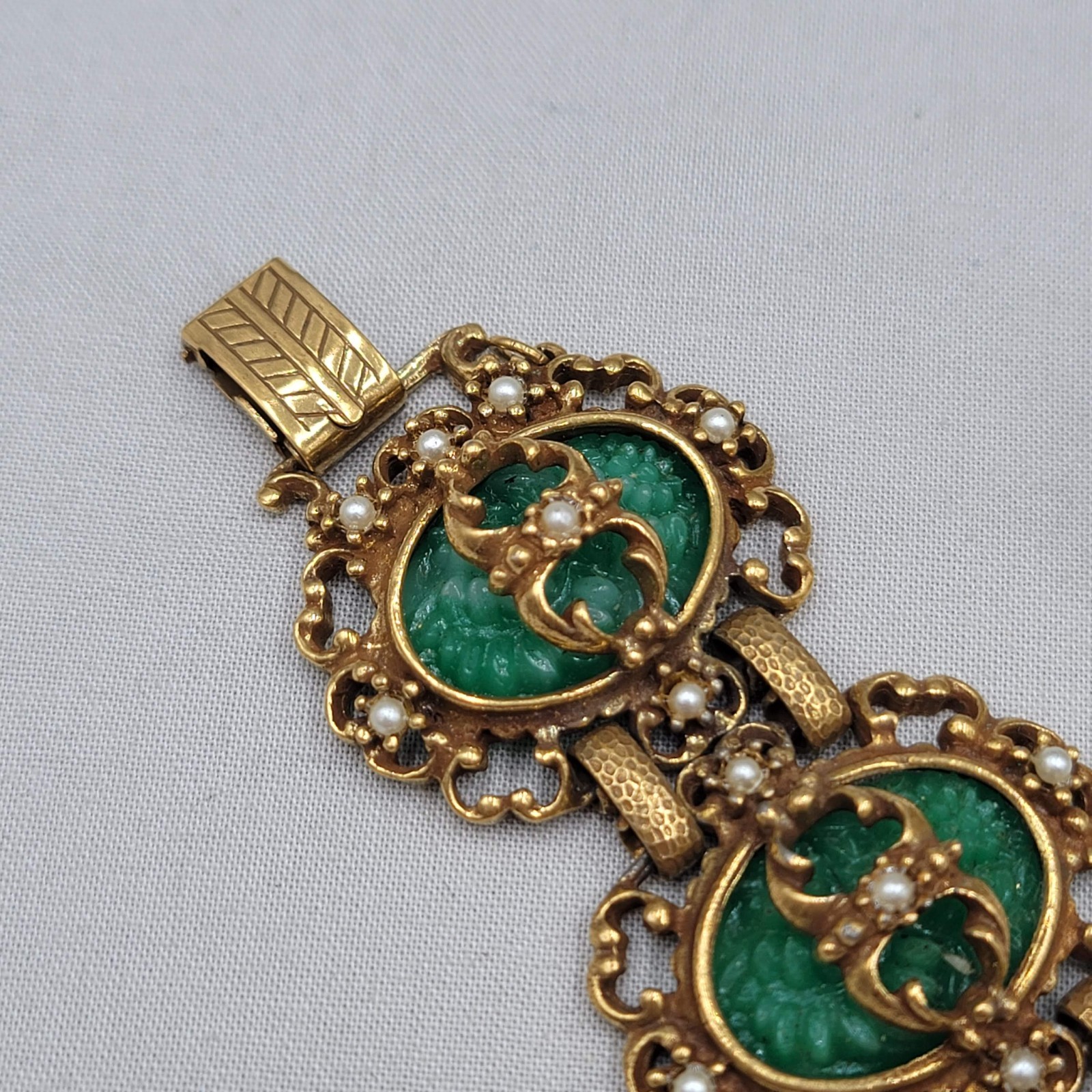 Judy Lee 1968 Spanish Moss Molded Jade Glass Cabochon Bracelet Earrings Set