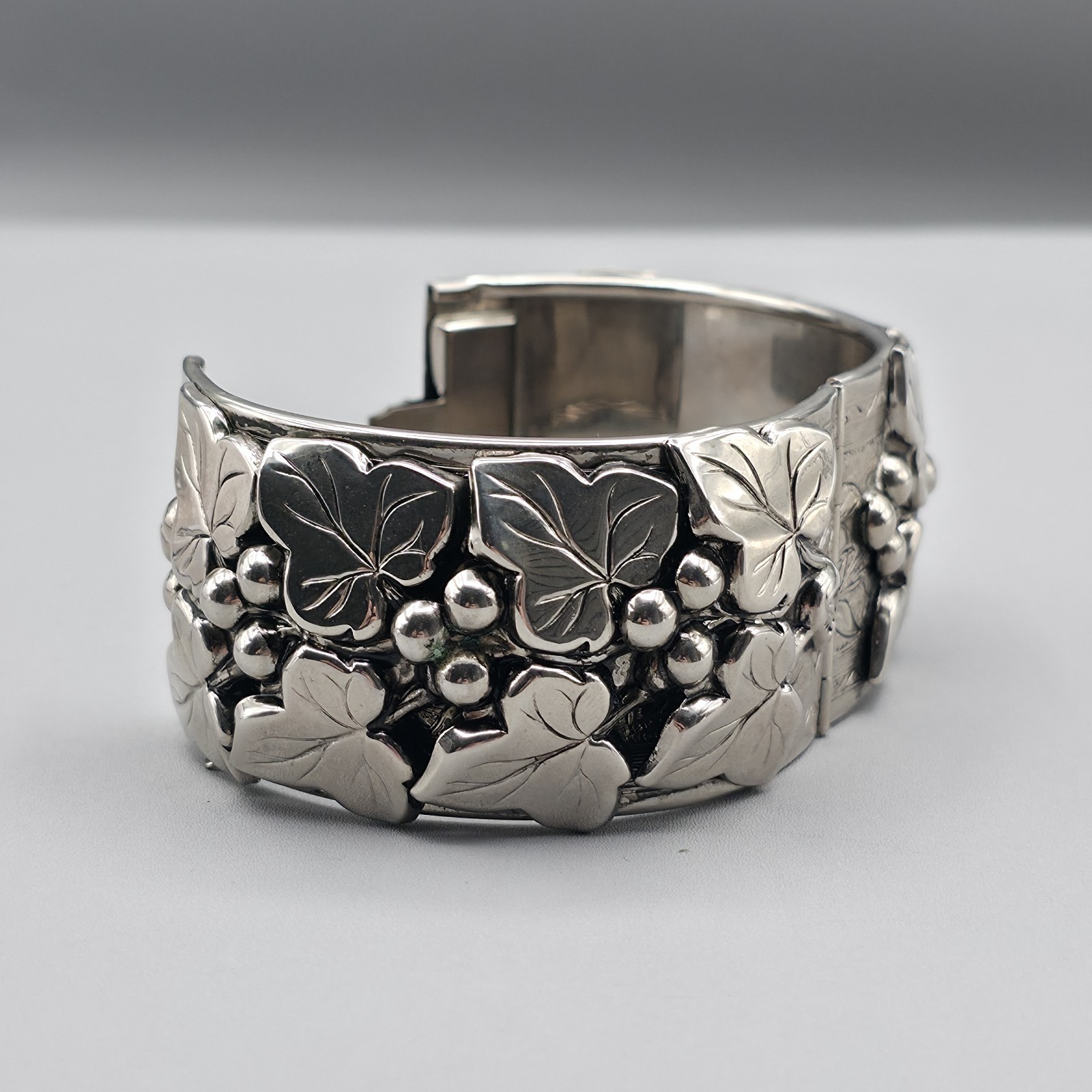 Vintage Wide Hinged Cuff Bracelet Silver Tone Grapevine Ivy Leaf Safety Chain…