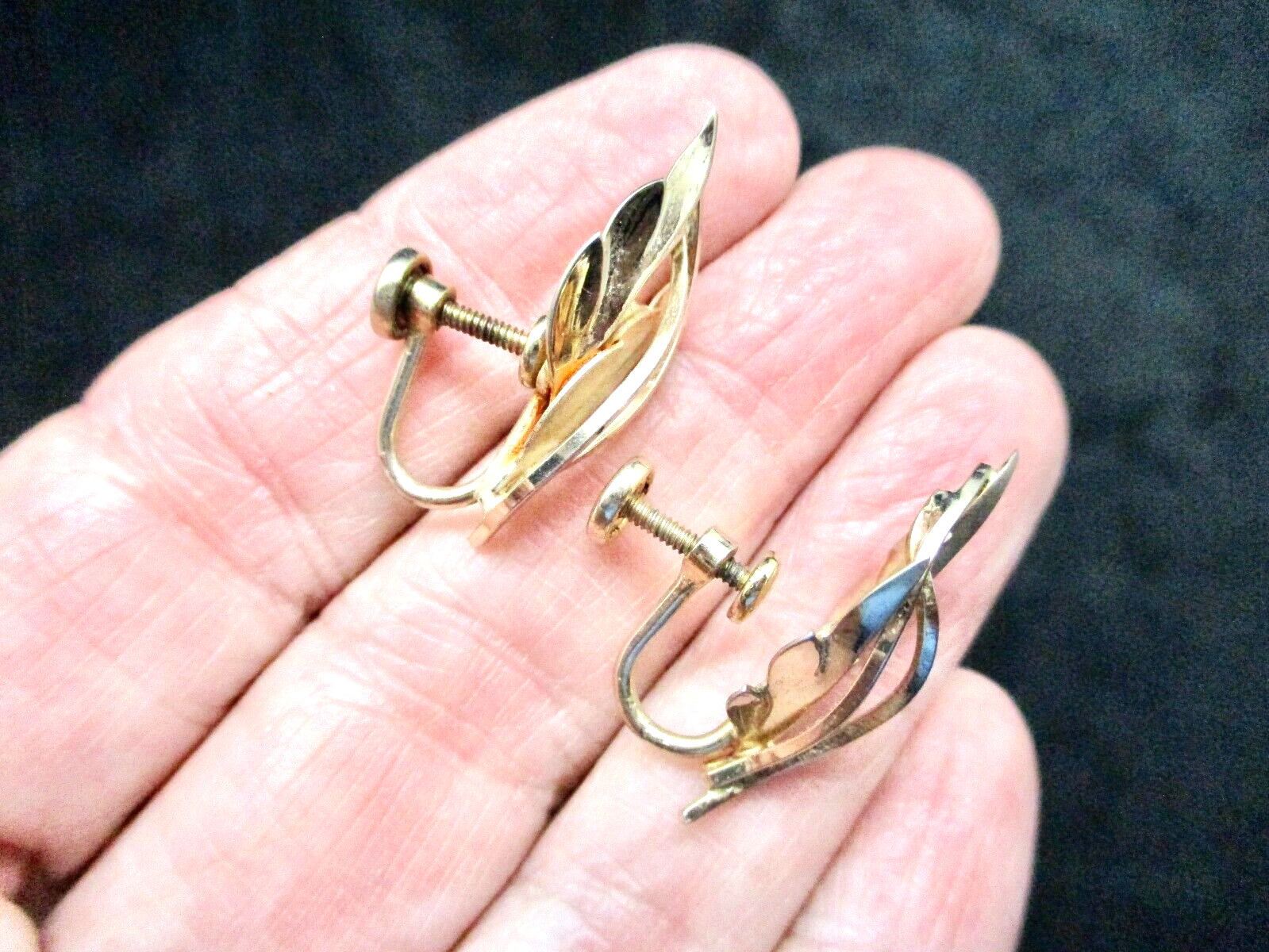Vintage-1940’s DE Curtis 1/20th 14kt Gold Stylized Plant Screw Back Earrings