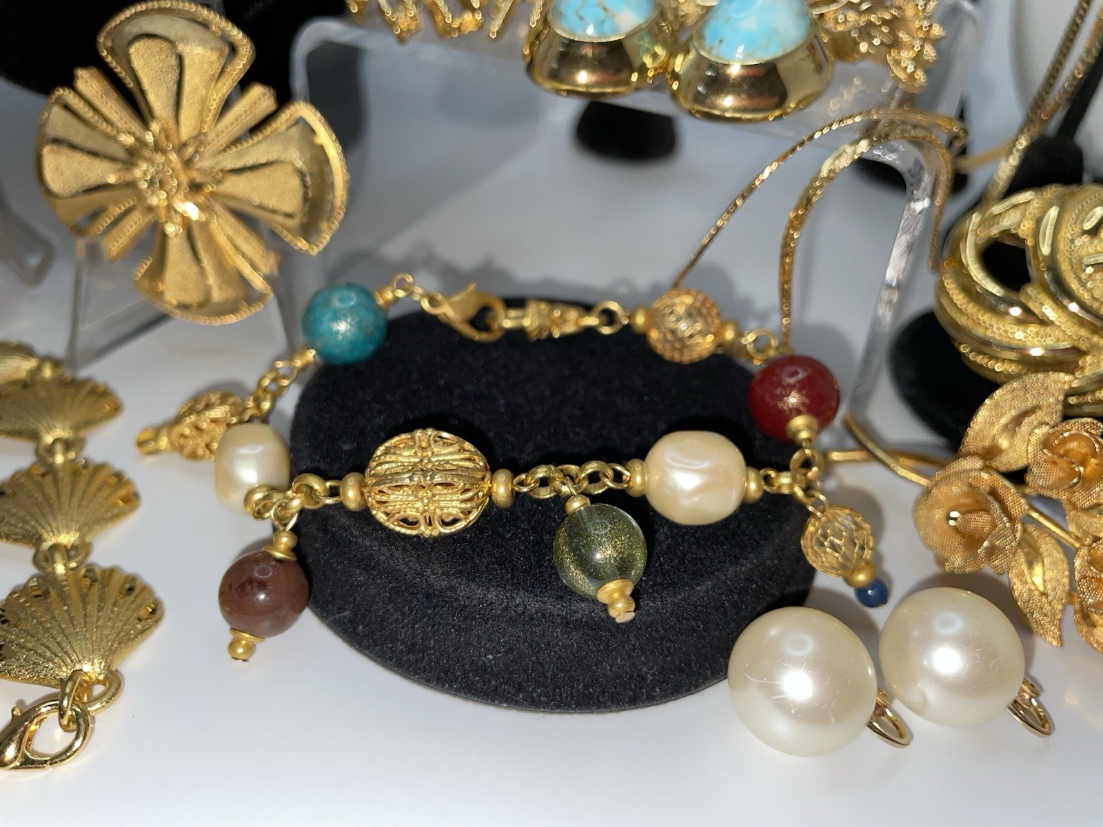 29 Pcs Vintage Gold Tone High End Jewelry Brooch Necklace Earrings Bracelet Lot