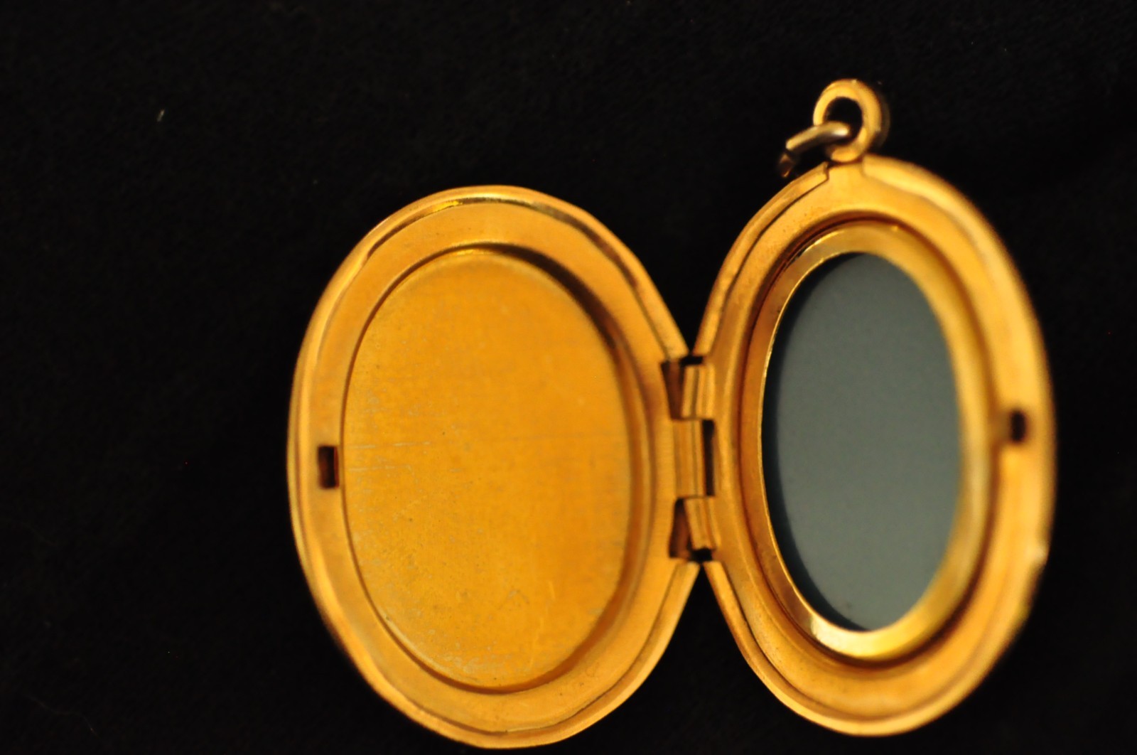 Charming 14K Gold‑Filled Cameo Locket – Victorian Style – 1″ – 8 g – Vintage