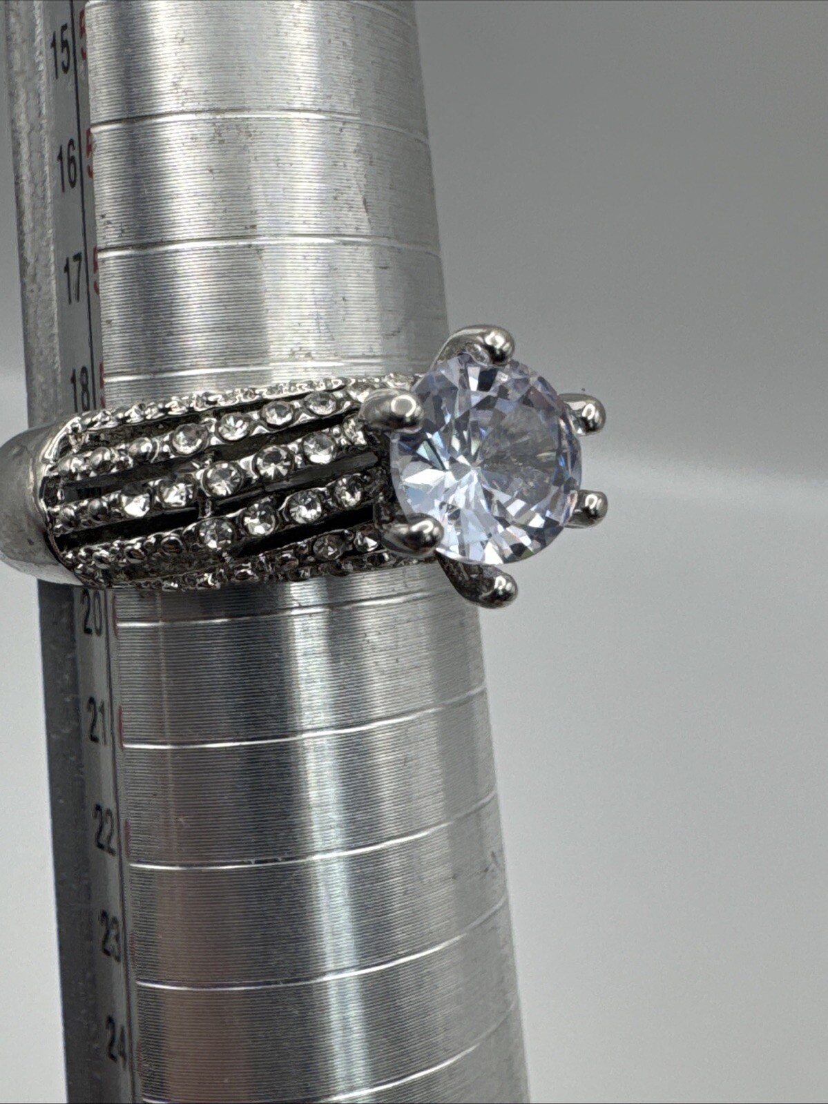 Jw1 Large Solitaire Gem With Smaller Gems Costume Fashion Ring Size 8.5 d47