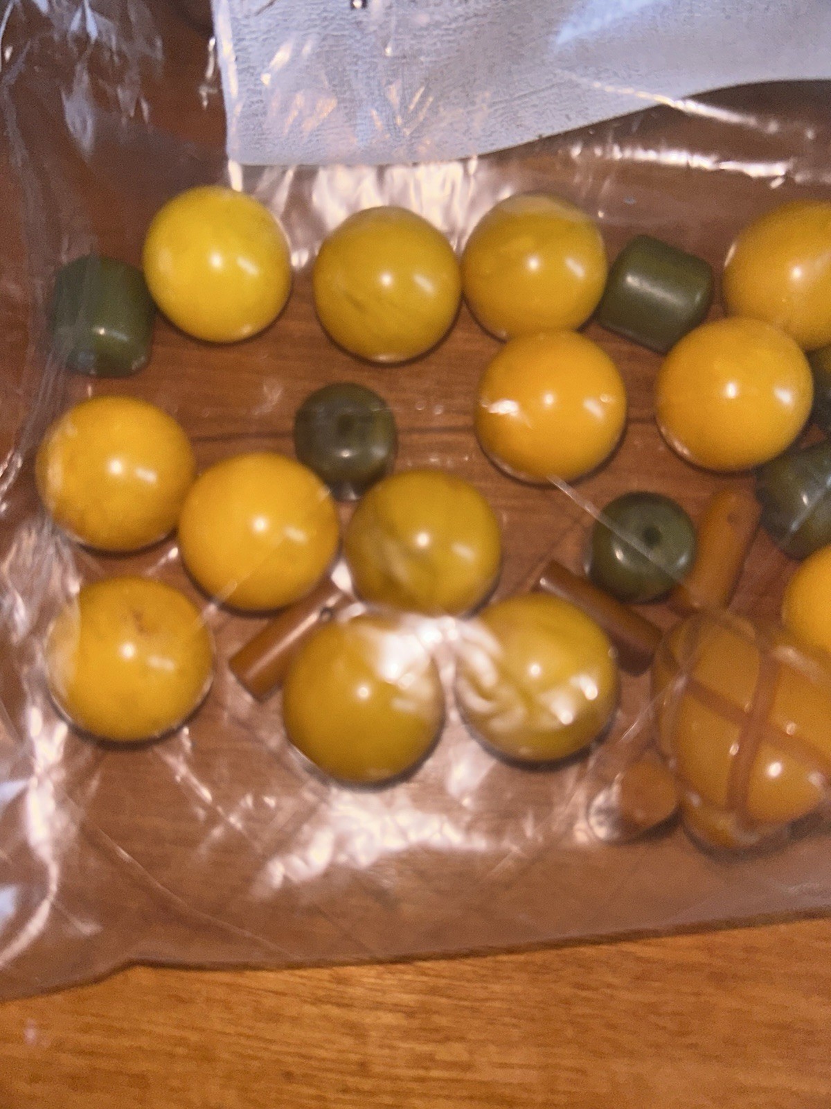 Vintage Bakelite Bead Lot Carved Pineapple Butterscotch Spinach Green 106 Grams